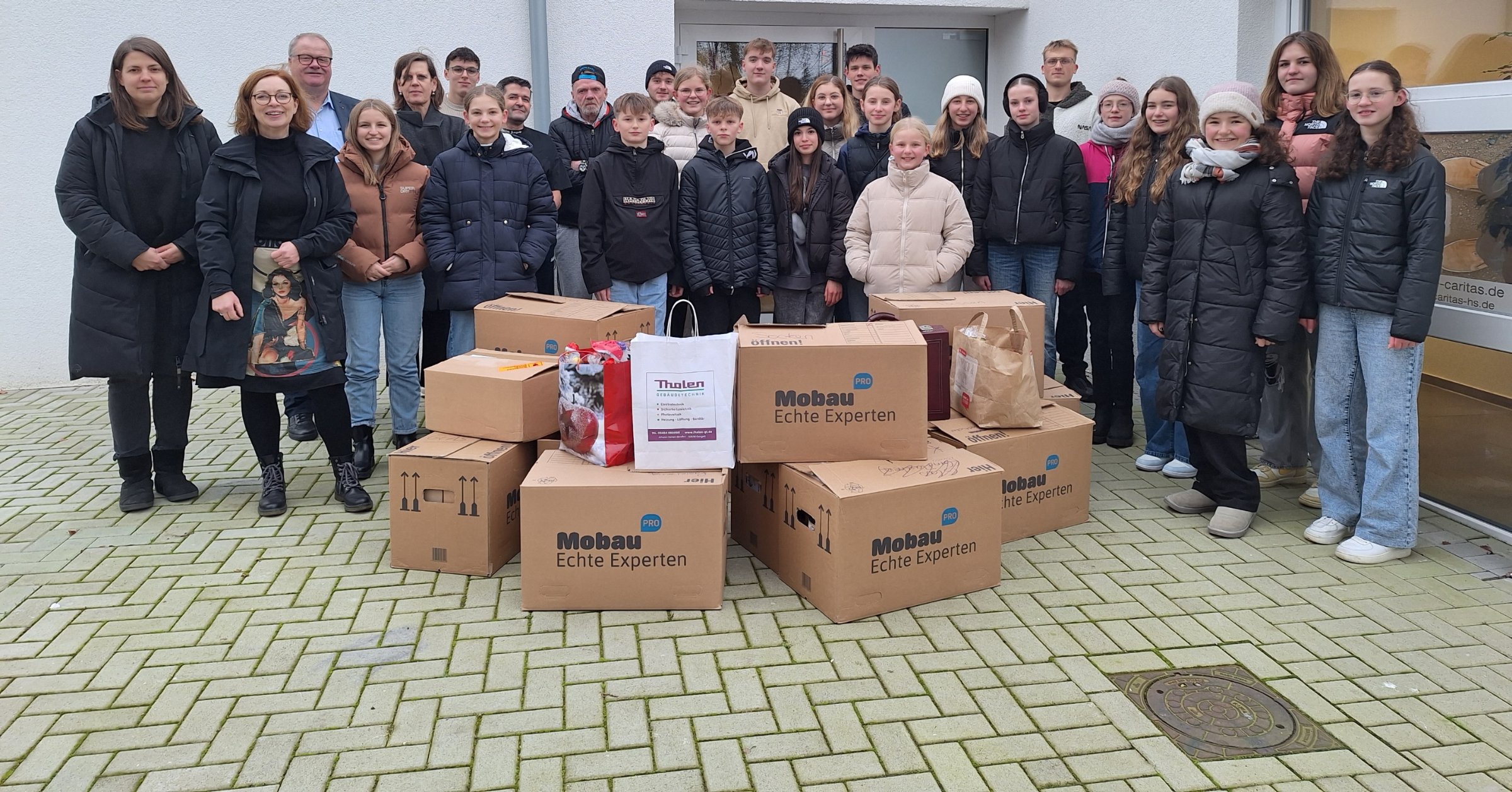 Geschenke an Wohnungslose übergeben Umgekehrter Adventskalender am