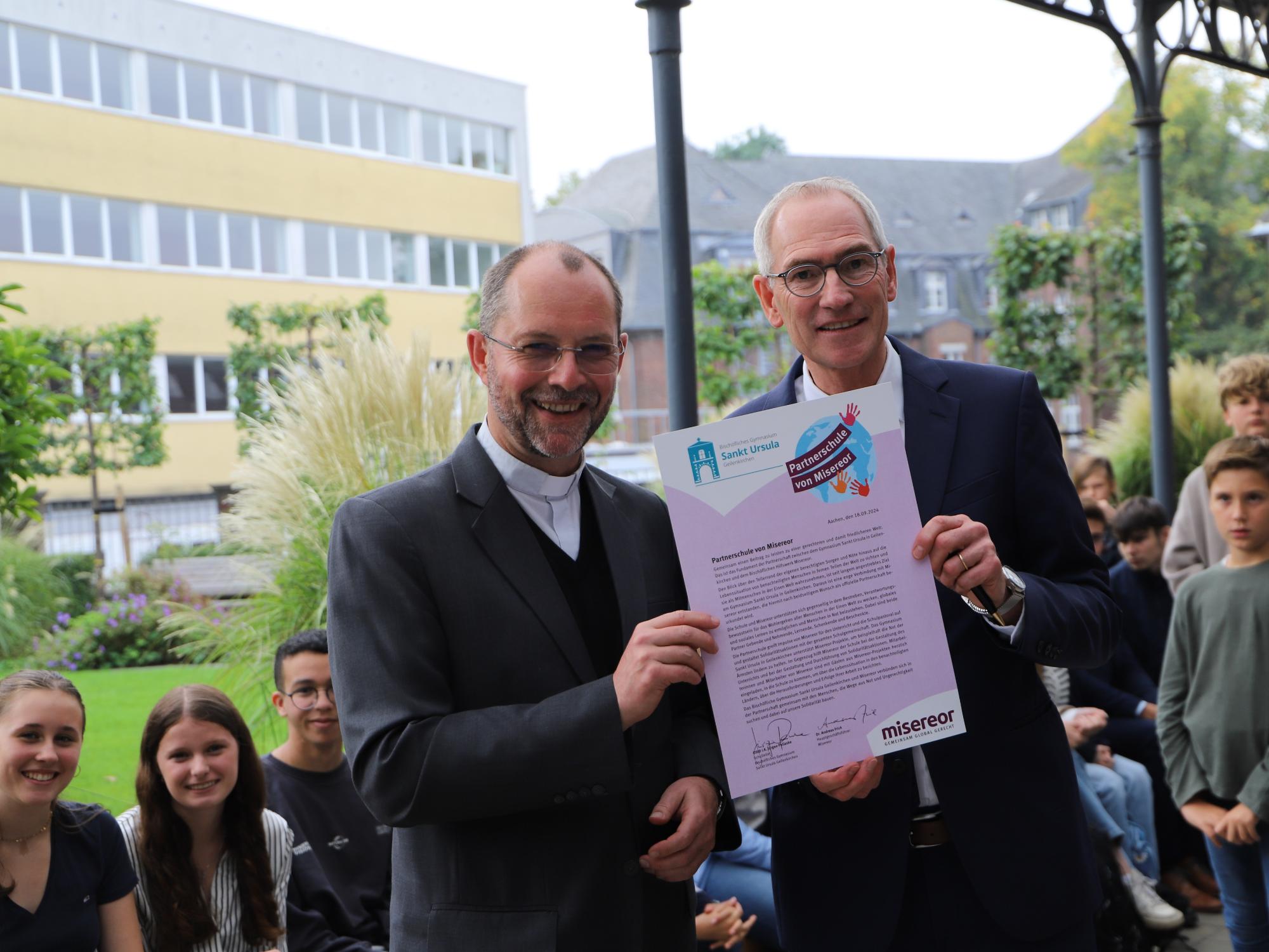 Festakt und Urkundenunterzeichnung: Das Bischöfliche Gymnasium Sankt Ursula Geilenkirchen ist Misereor-Partnerschule