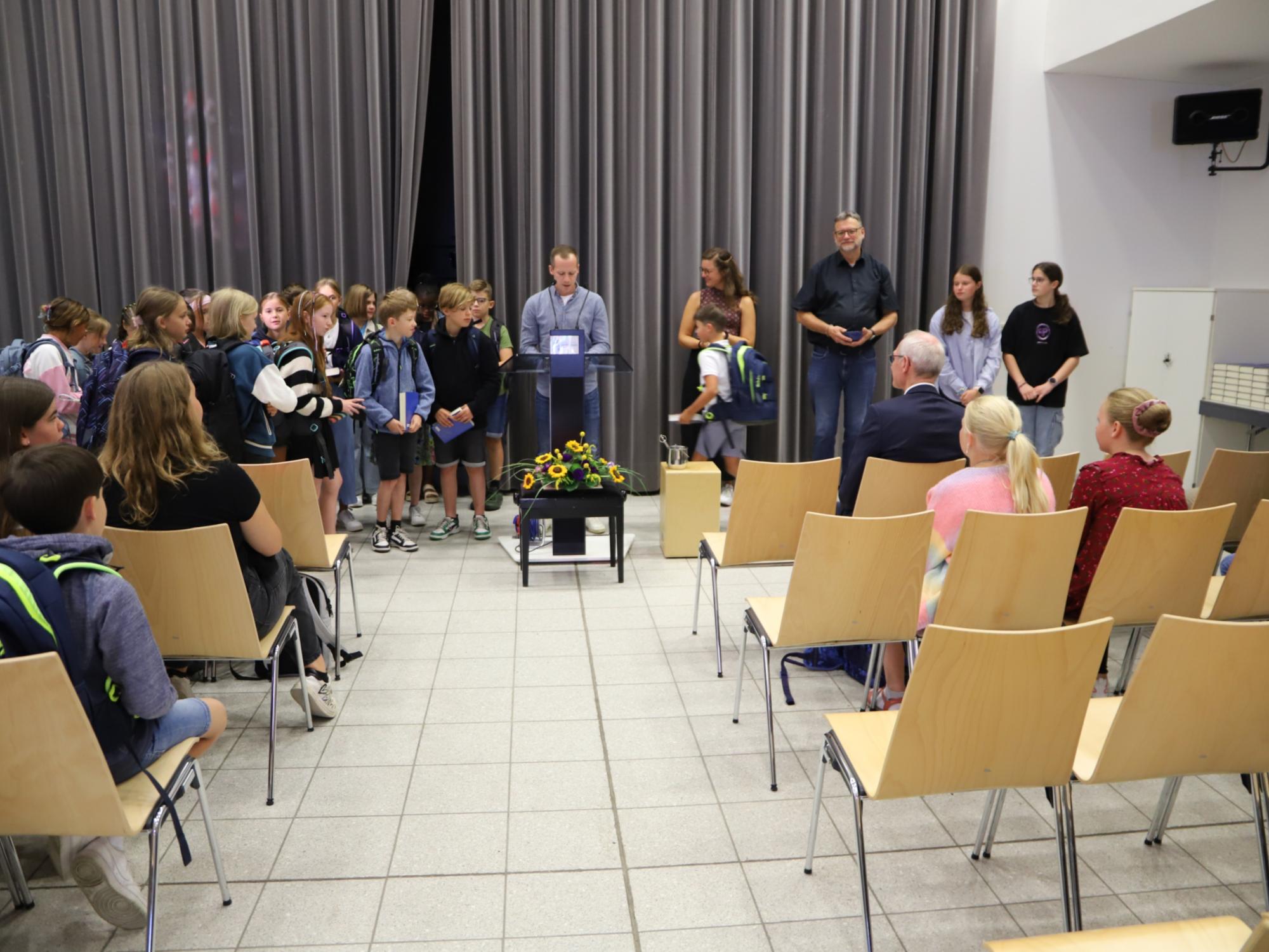 Schulstart für 135 neue  Ursulanerinnen und Ursulaner am Bischöflichen Gymnasium Sankt Ursula Geilenkirchen (c) Bischöfliches Gymnasium St. Ursula Geilenkirchen (Renate Rauber)