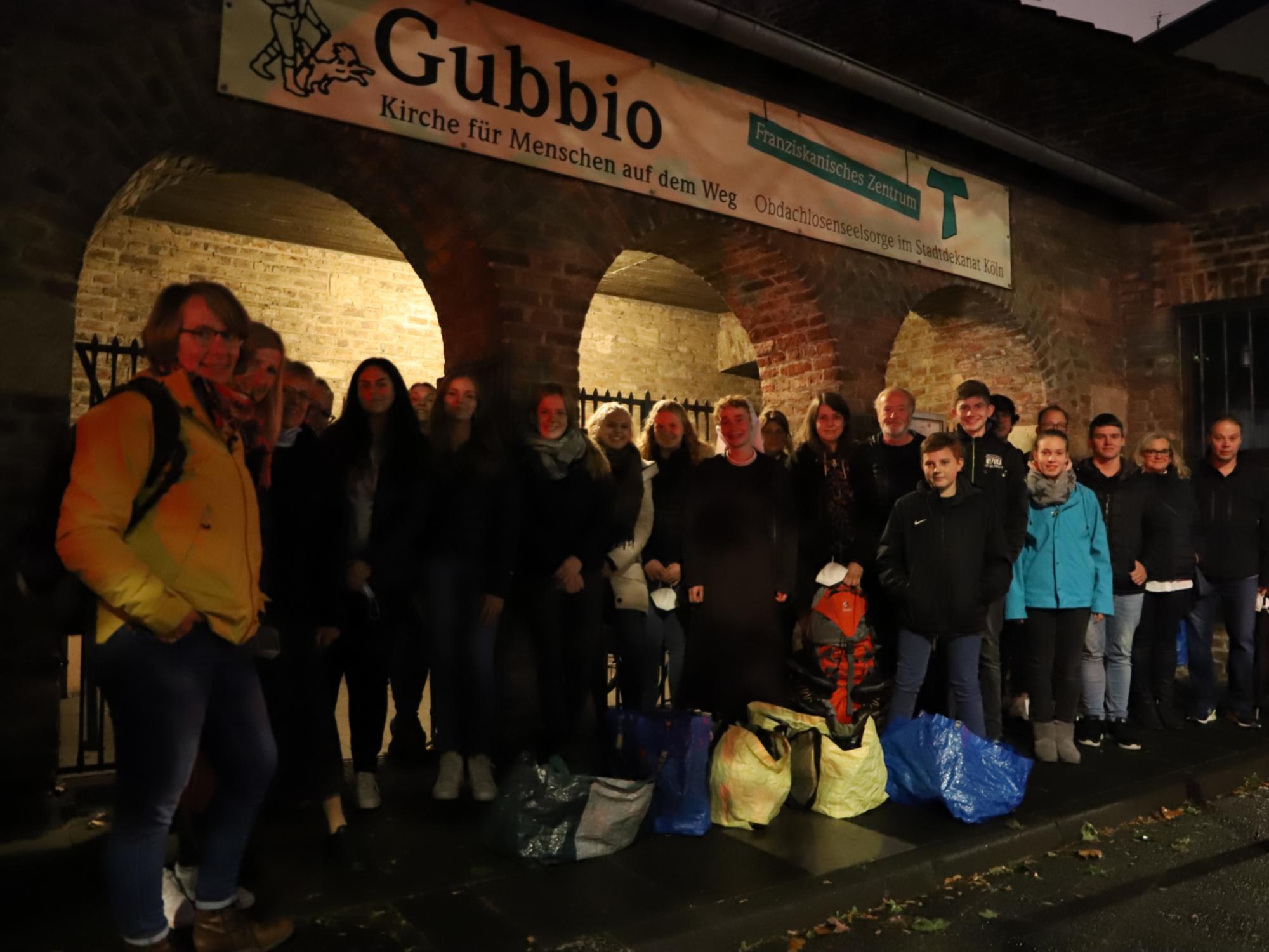 Obdachlosenprojekt 2021: Schülerinnen und Schüler der Jahrgangsstufe Q2 verteilen warme Schuhe am Appellhofplatz in Köln (c) Bischöfliches Gymnasium St. Ursula Geilenkirchen (Dominik Esser)