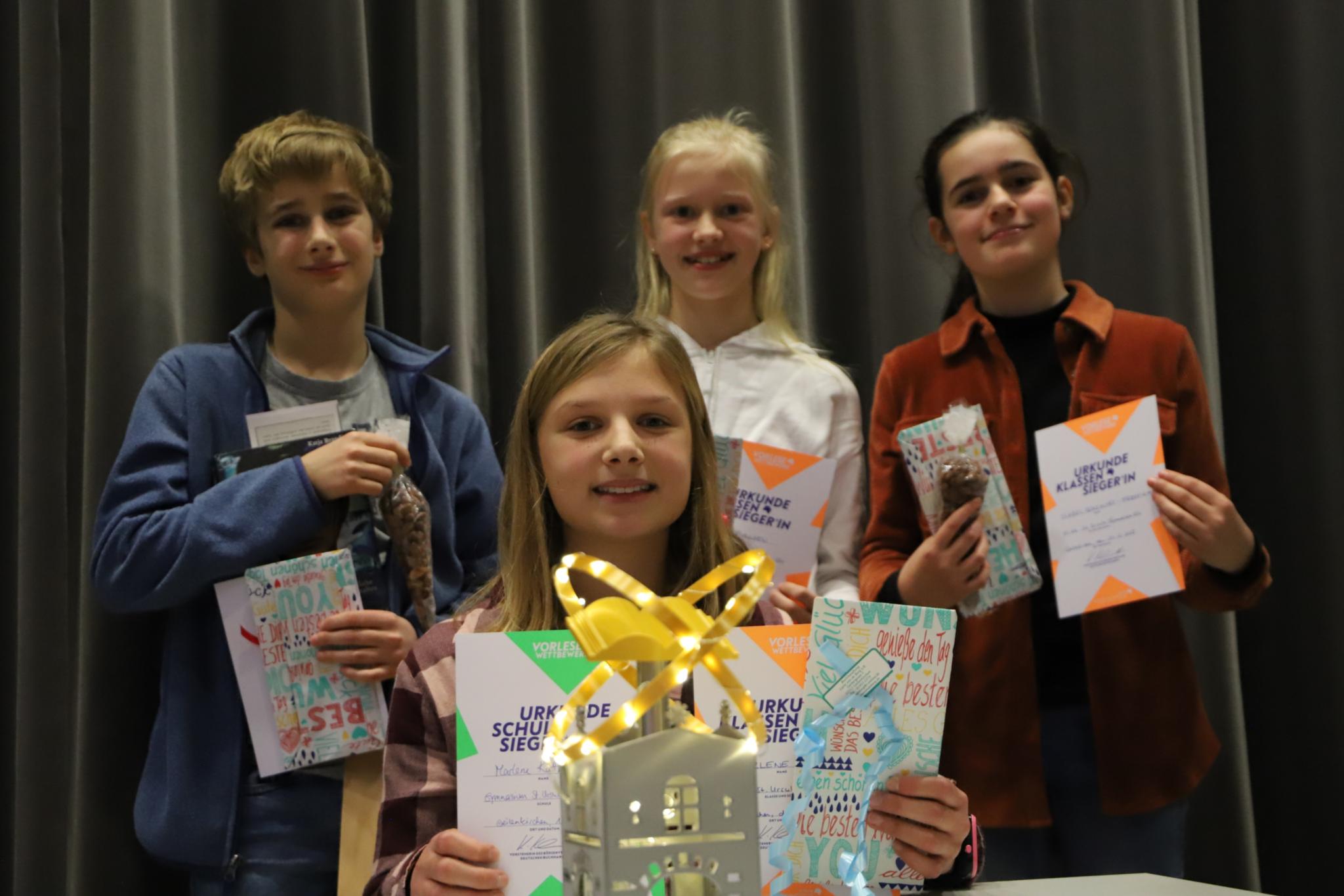 Schulsiegerin Marlene Kattner (6d) mit Elias Hübner (6a), Mirja Paulzen (6c) und Isabel Goncalves-Ferreira (6b)