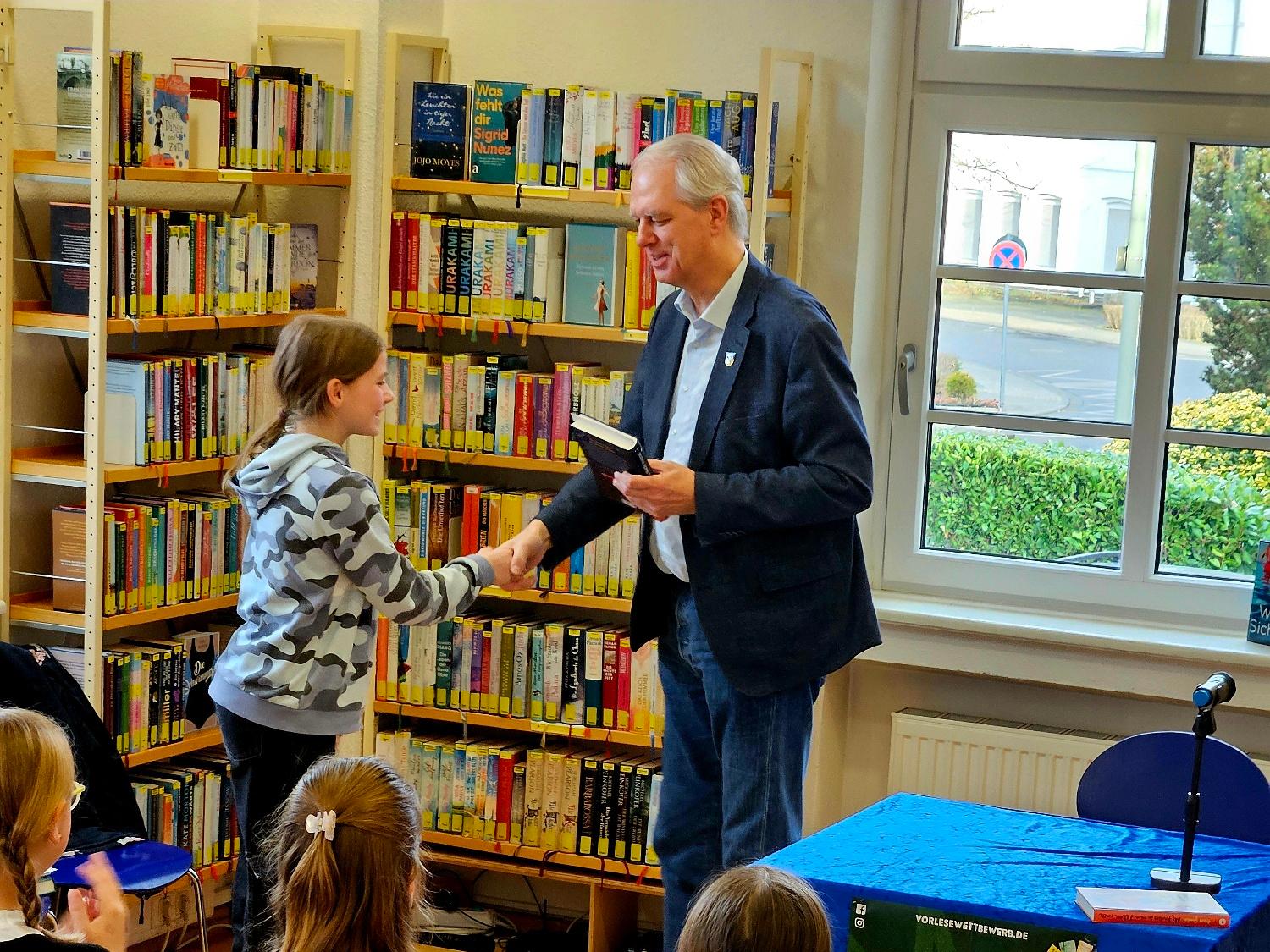 Nina Gerkens aus der Klasse 6e gewinnt den Kreisentscheid des diesjährigen Vorlesewettbewerbs (c) Bischöfliches Gymnasium Sankt Ursula Geilenkirchen