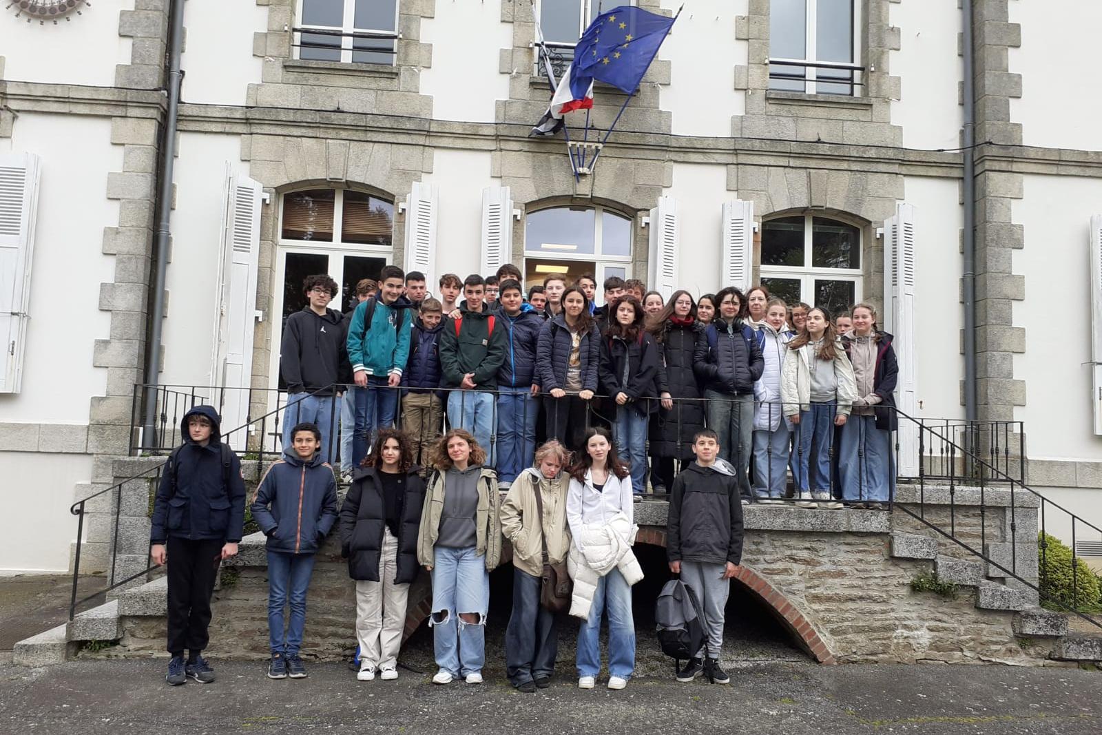 Vor dem Rathaus in Quimperlé - Gudrun Frohnmeyer