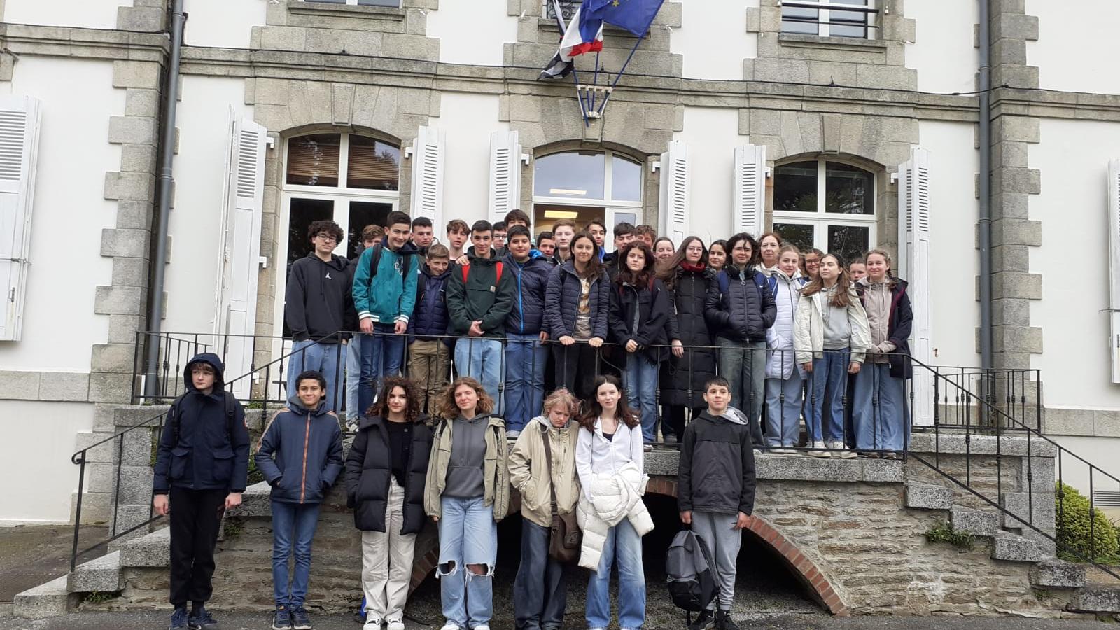 Vor dem Rathaus in Quimperlé - Gudrun Frohnmeyer