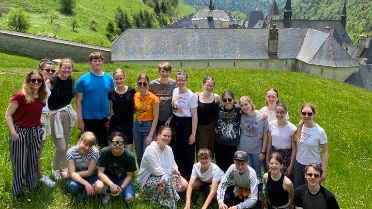 Ein Teil der Gruppe mit Sicht auf das Monastère de la Grande Chartreuse (Foto von Saskia Küsters)
