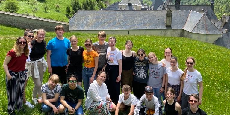 Ein Teil der Gruppe mit Sicht auf das Monastère de la Grande Chartreuse (Foto von Saskia Küsters)