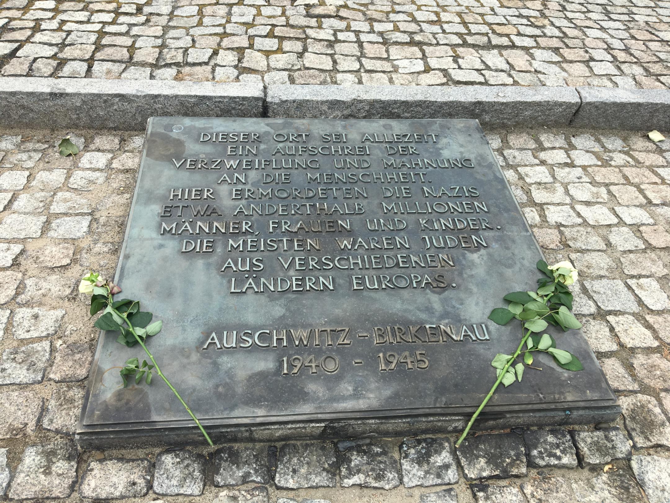 Gedenktafel am Mahnmal