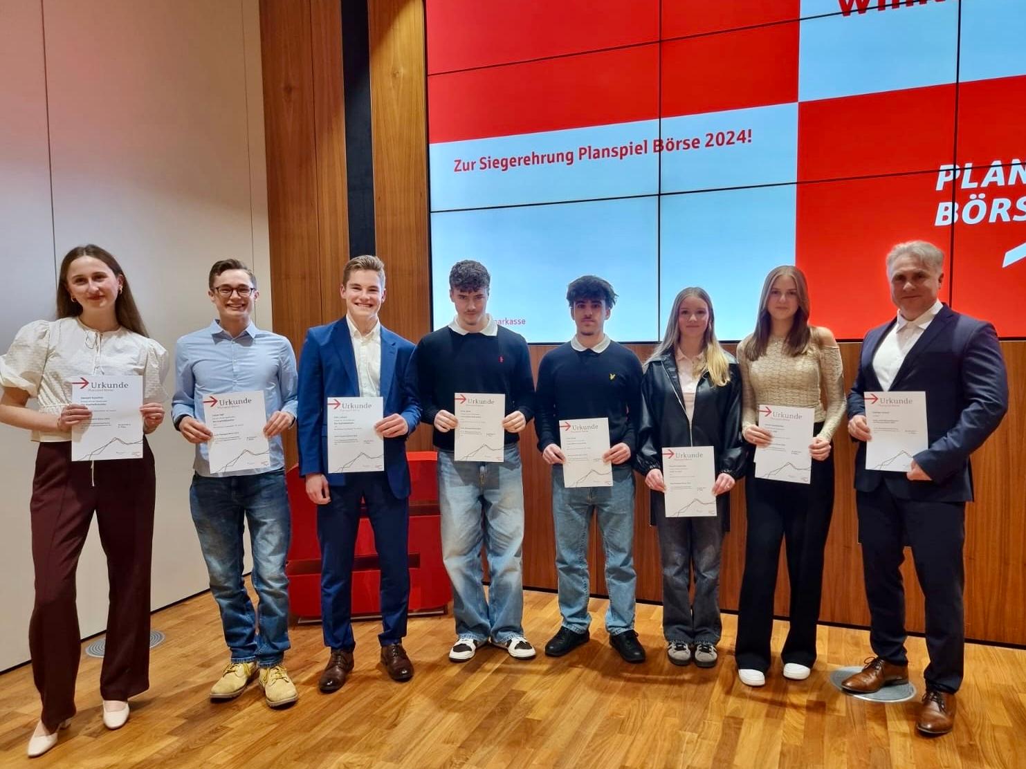 Planspiel Börse der Kreissparkasse Heinsberg: Teams des Bischöflichen Gymnasiums Sankt Ursula Geilenkirchen erreichen Topplatzierungen (c) Bischöfliches Gymnasium St. Ursula Geilenkirchen