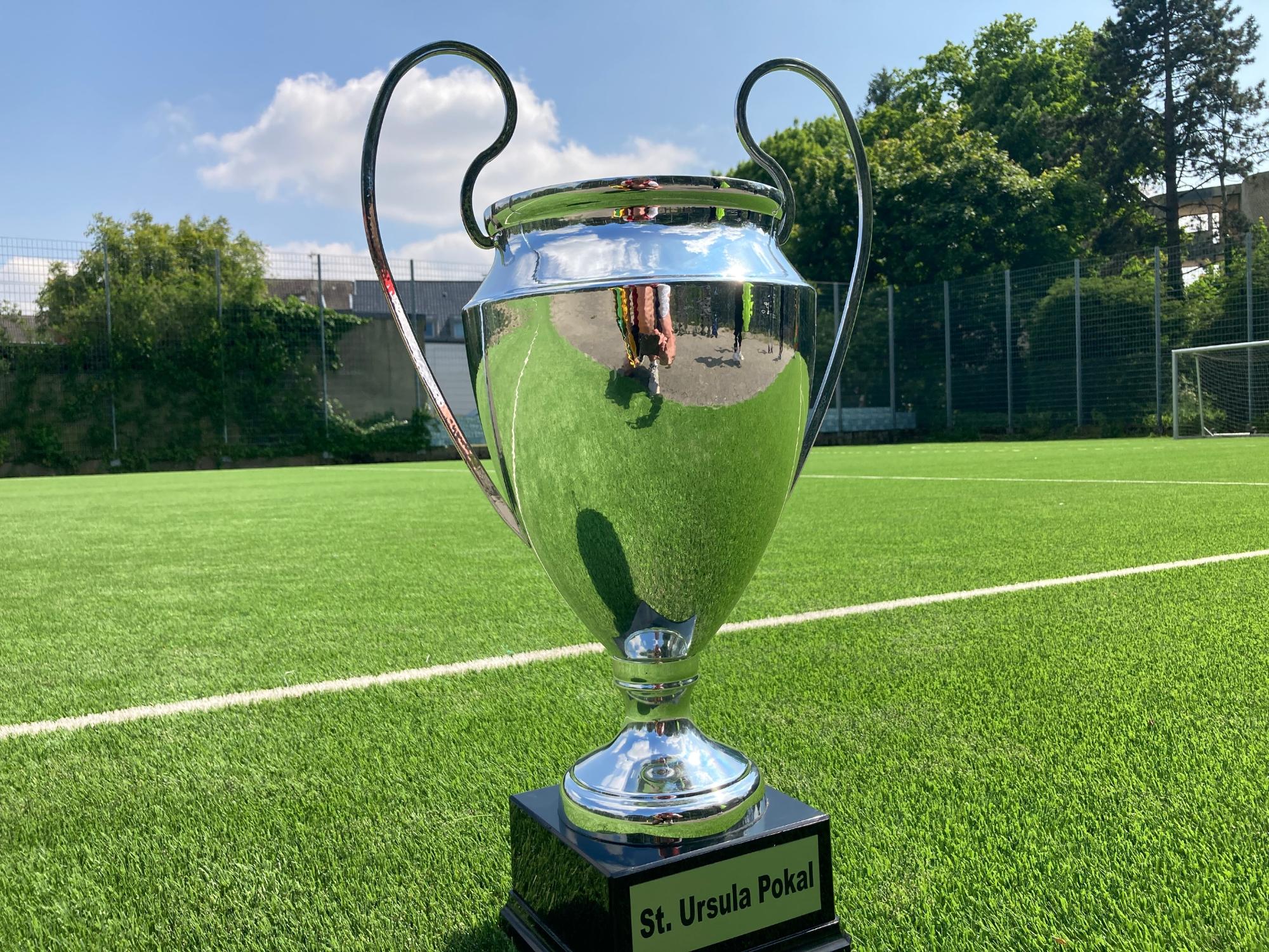 Die Q2 schielt aufs Triple und die Lehrer freuen sich auf ein großartiges Spiel gegen die Abiturientia 2024. Am Freitag rollt ab 13.30 Uhr der Ball beim Sankt Ursula Pokal auf dem Kunstrasenplatz (c) Bischöfliches Gymnasium St. Ursula Geilenkirchen (Dominik Esser)