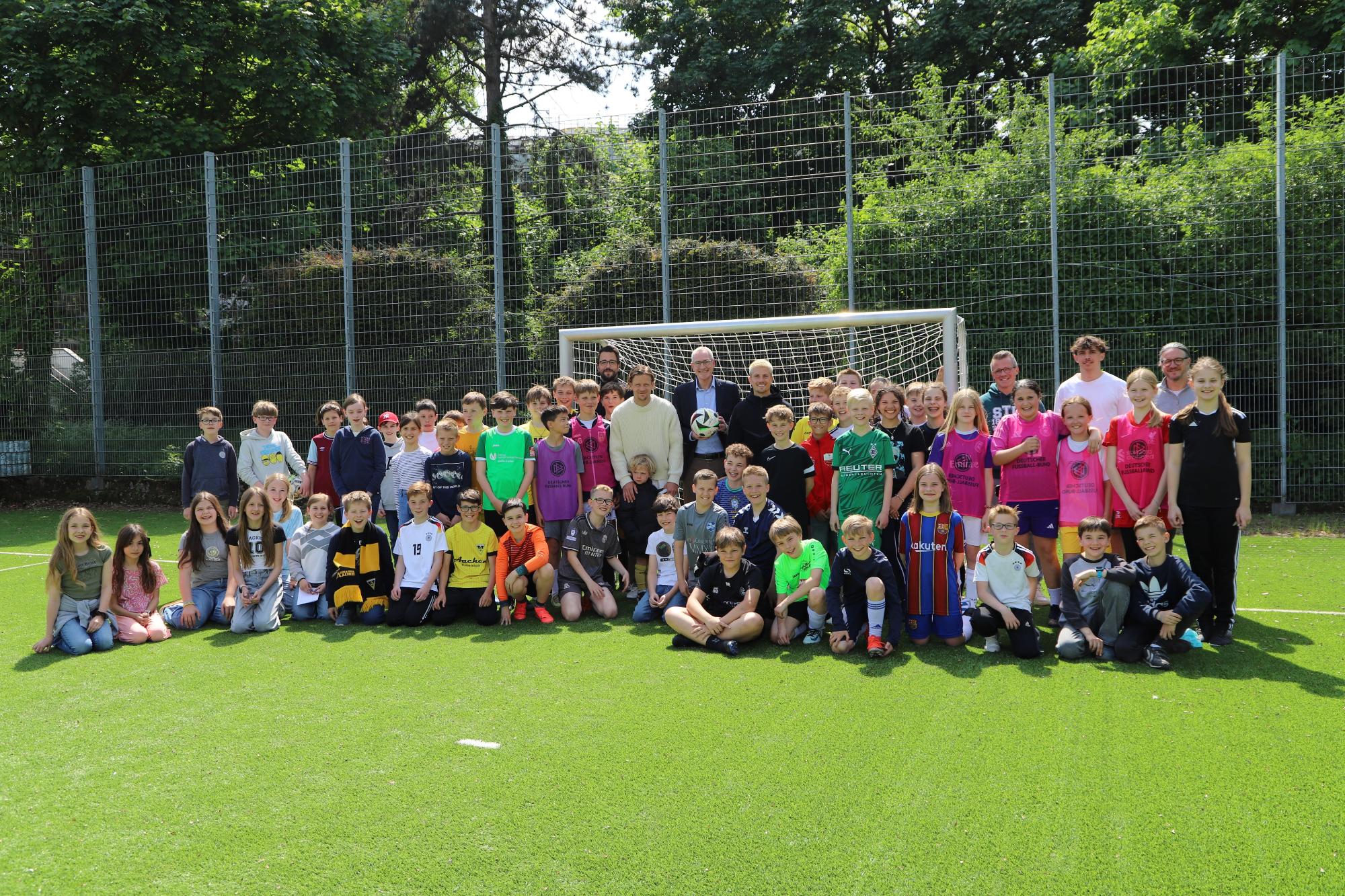 Gruppenfoto Alemannia-Training auf dem Kunstrasenplatz