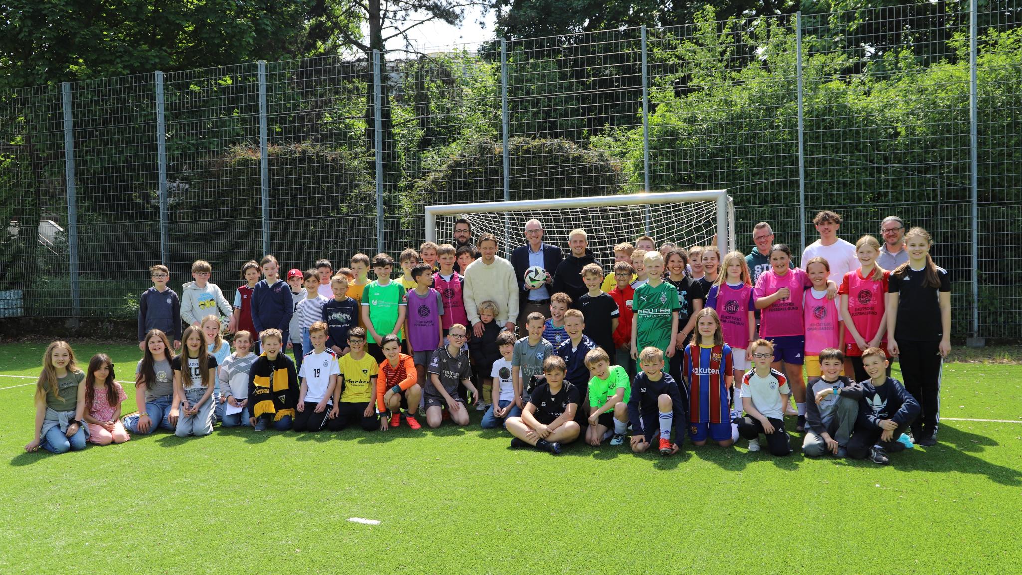 Gruppenfoto Alemannia-Training auf dem Kunstrasenplatz