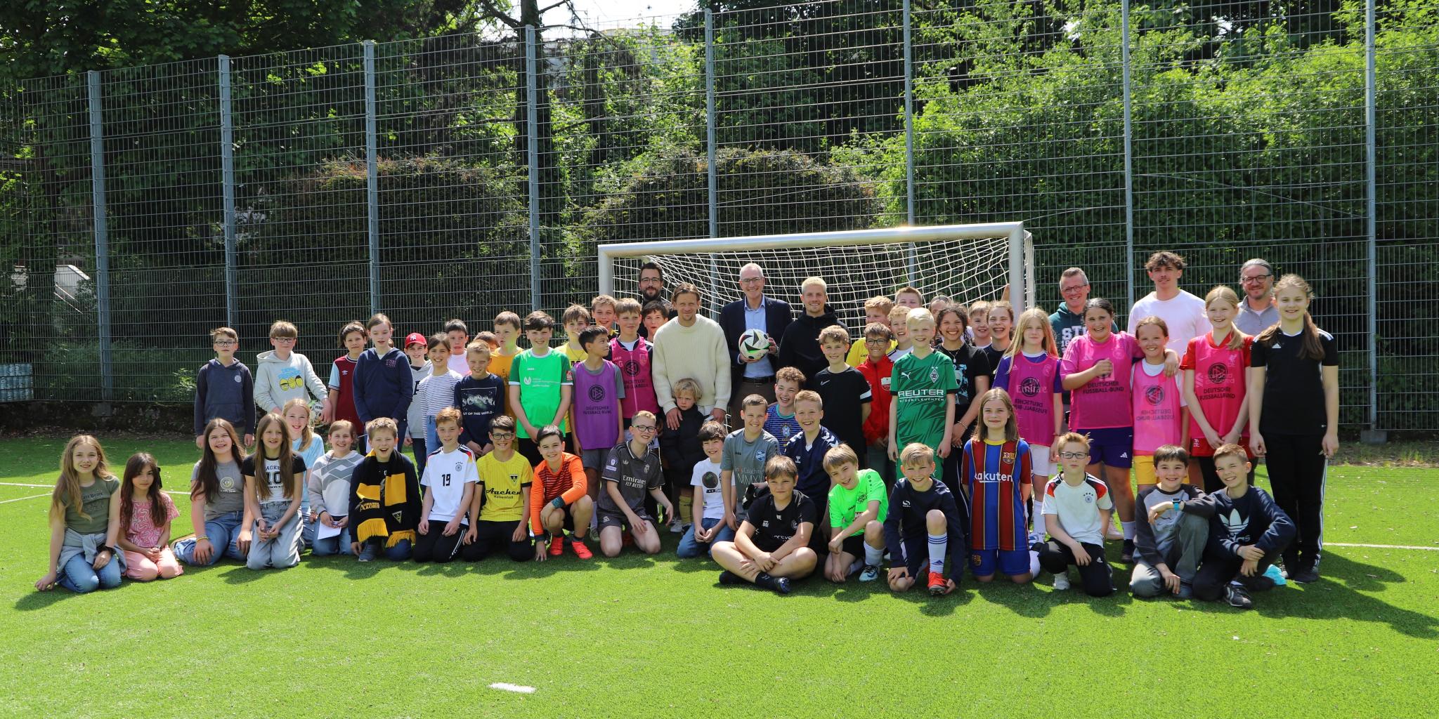 Gruppenfoto Alemannia-Training auf dem Kunstrasenplatz