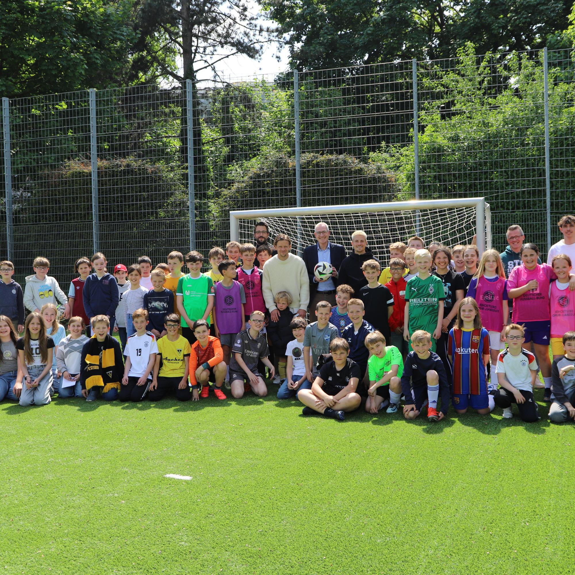 Gruppenfoto Alemannia-Training auf dem Kunstrasenplatz