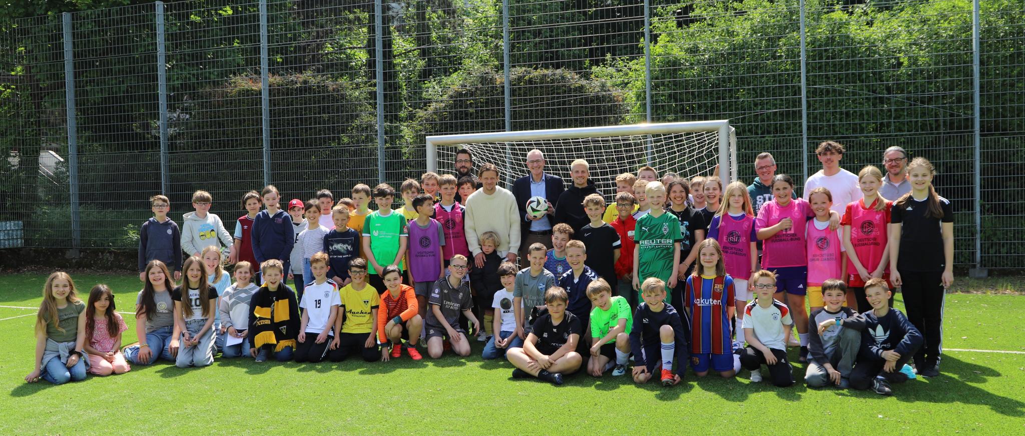 Gruppenfoto Alemannia-Training auf dem Kunstrasenplatz