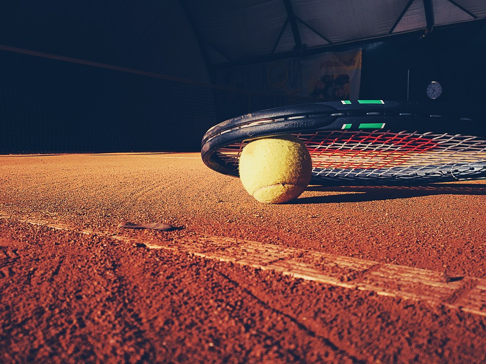Tennisracket (c) www.pixabay.de