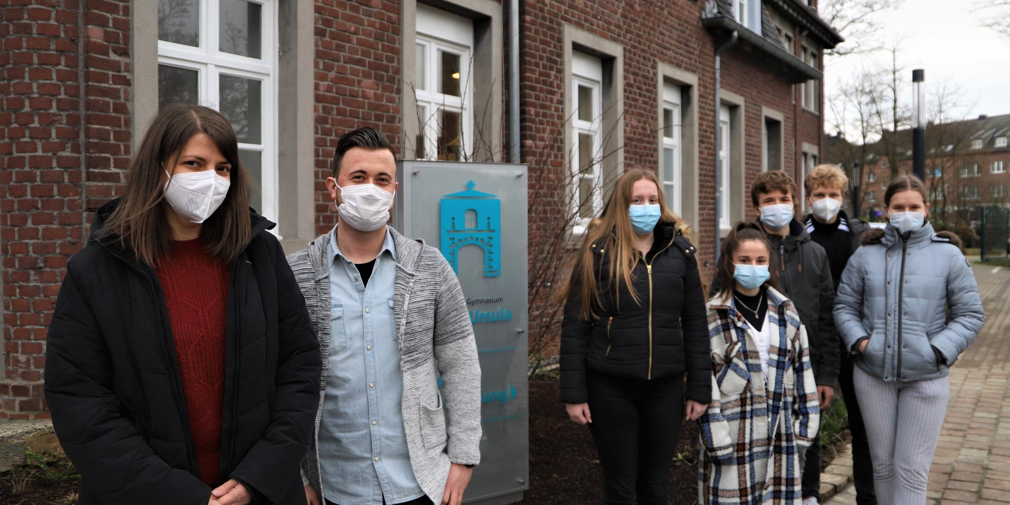 Anne Kreutzer, Fabian Deußen und Schültertutoren der Oberstufe