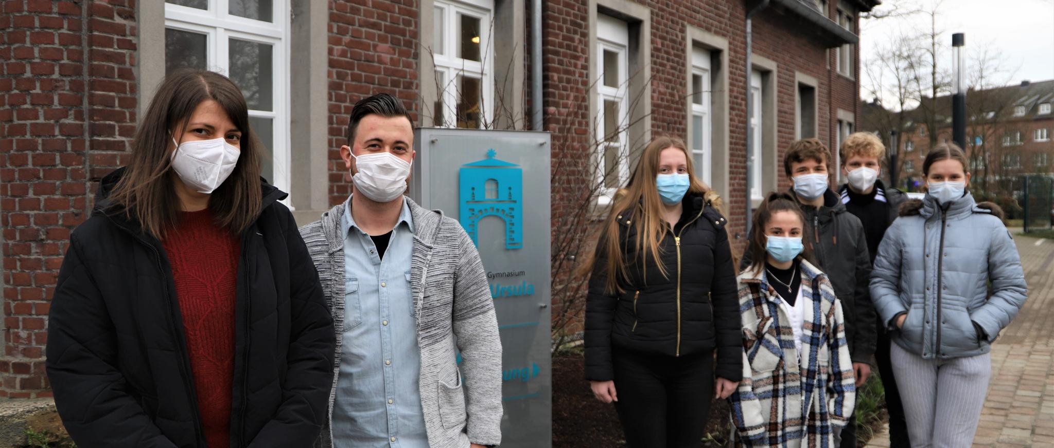 Anne Kreutzer, Fabian Deußen und Schültertutoren der Oberstufe