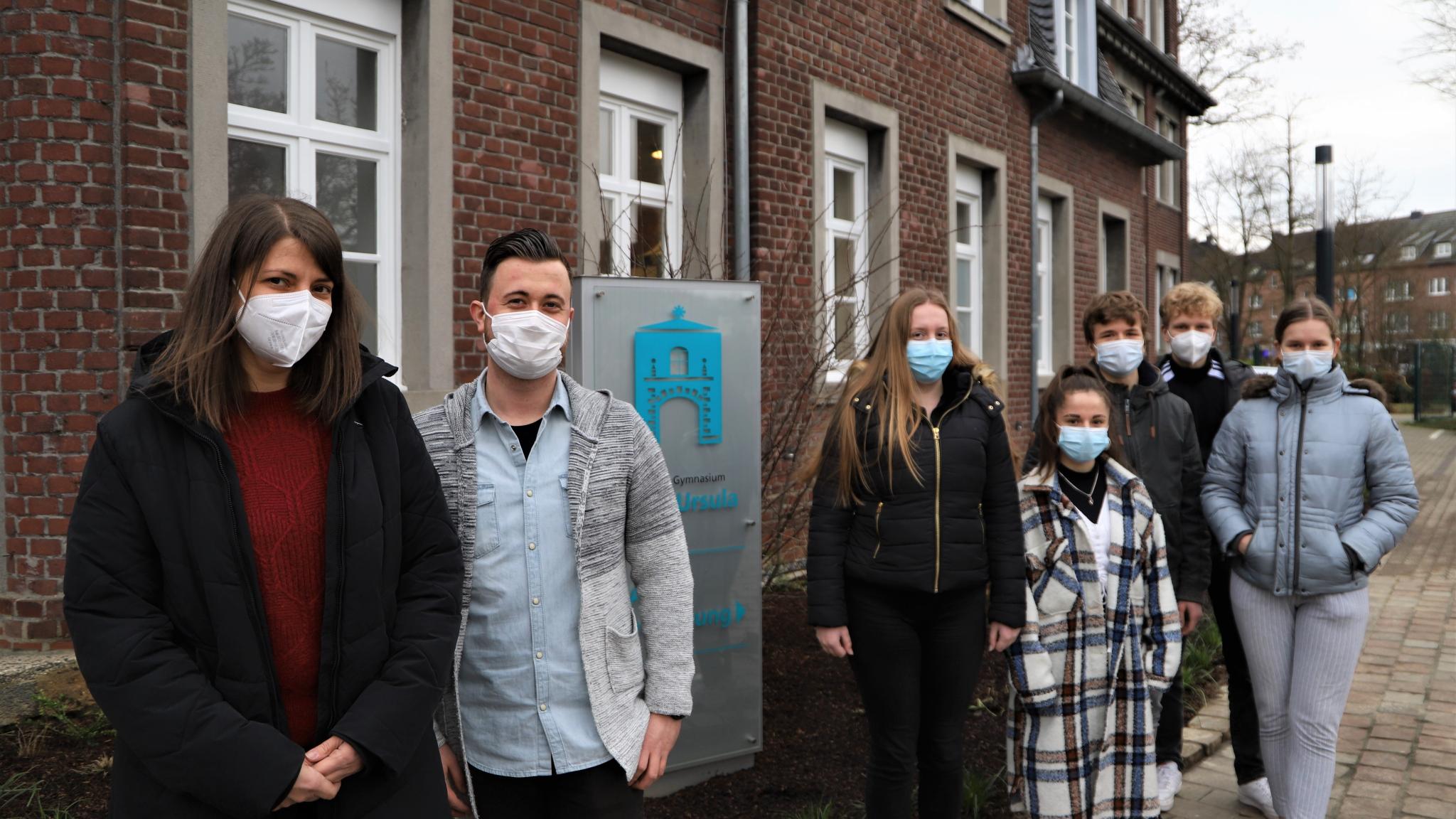 Anne Kreutzer, Fabian Deußen und Schültertutoren der Oberstufe
