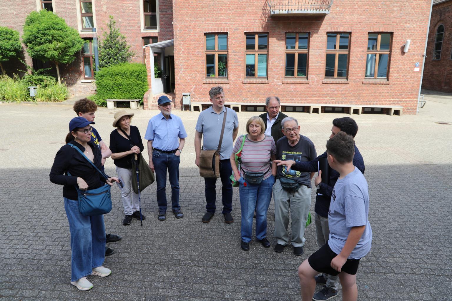 Besuch Nachfahren Familie Dahl (c) Bischöfliches Gymnasium St. Ursula Geilenkirchen (Ramona Rutte)
