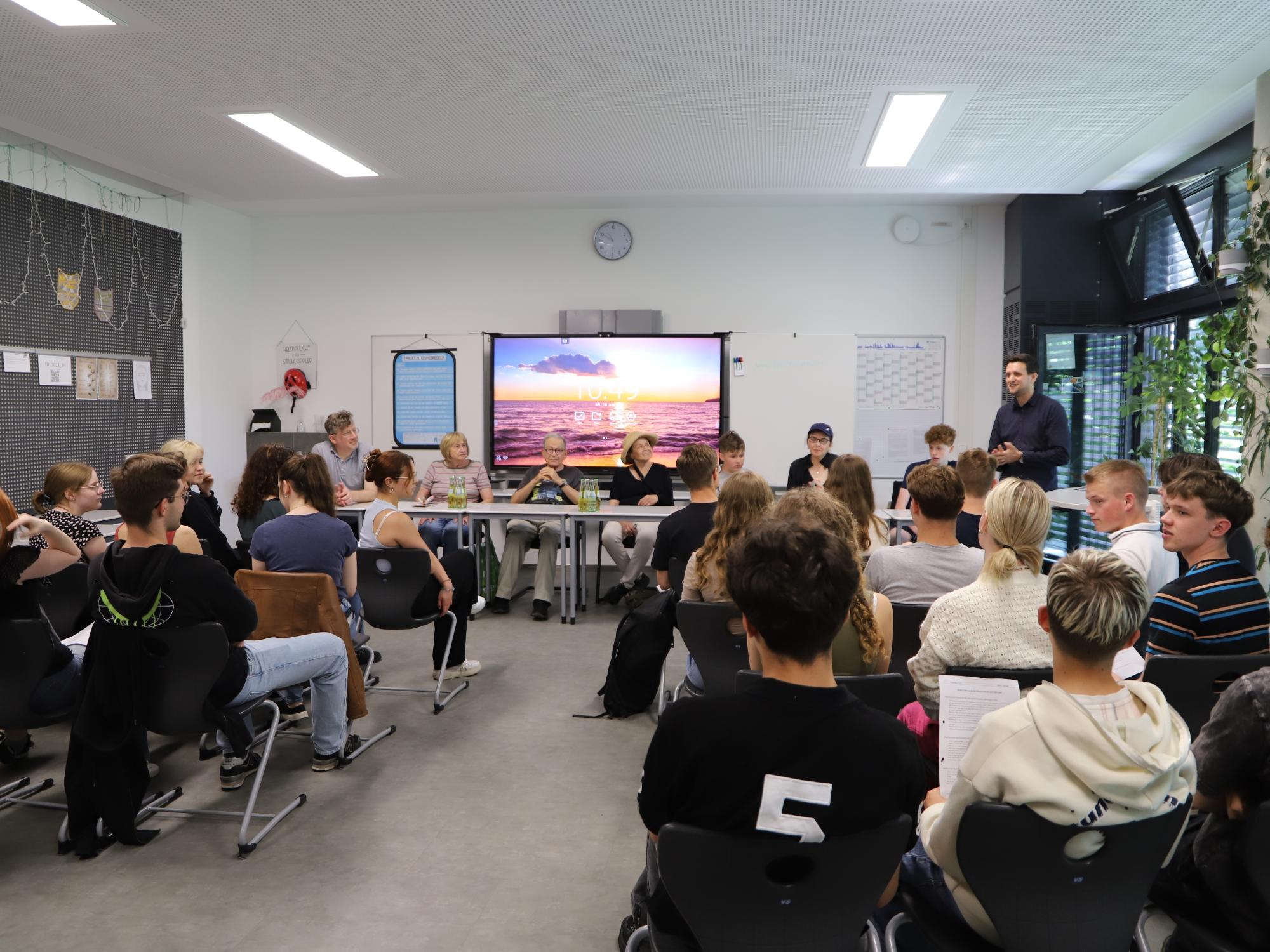 Bewegender Geschichtsunterricht eingefangen in einer Reportage der Radio-AG: Nachfahren der jüdischen Schülerinnen Ilse und Hilde Dahl besuchen das Bischöfliche Gymnasium Sankt Ursula (c) Bischöfliches Gymnasium St. Ursula Geilenkirchen (Ramona Rutte)