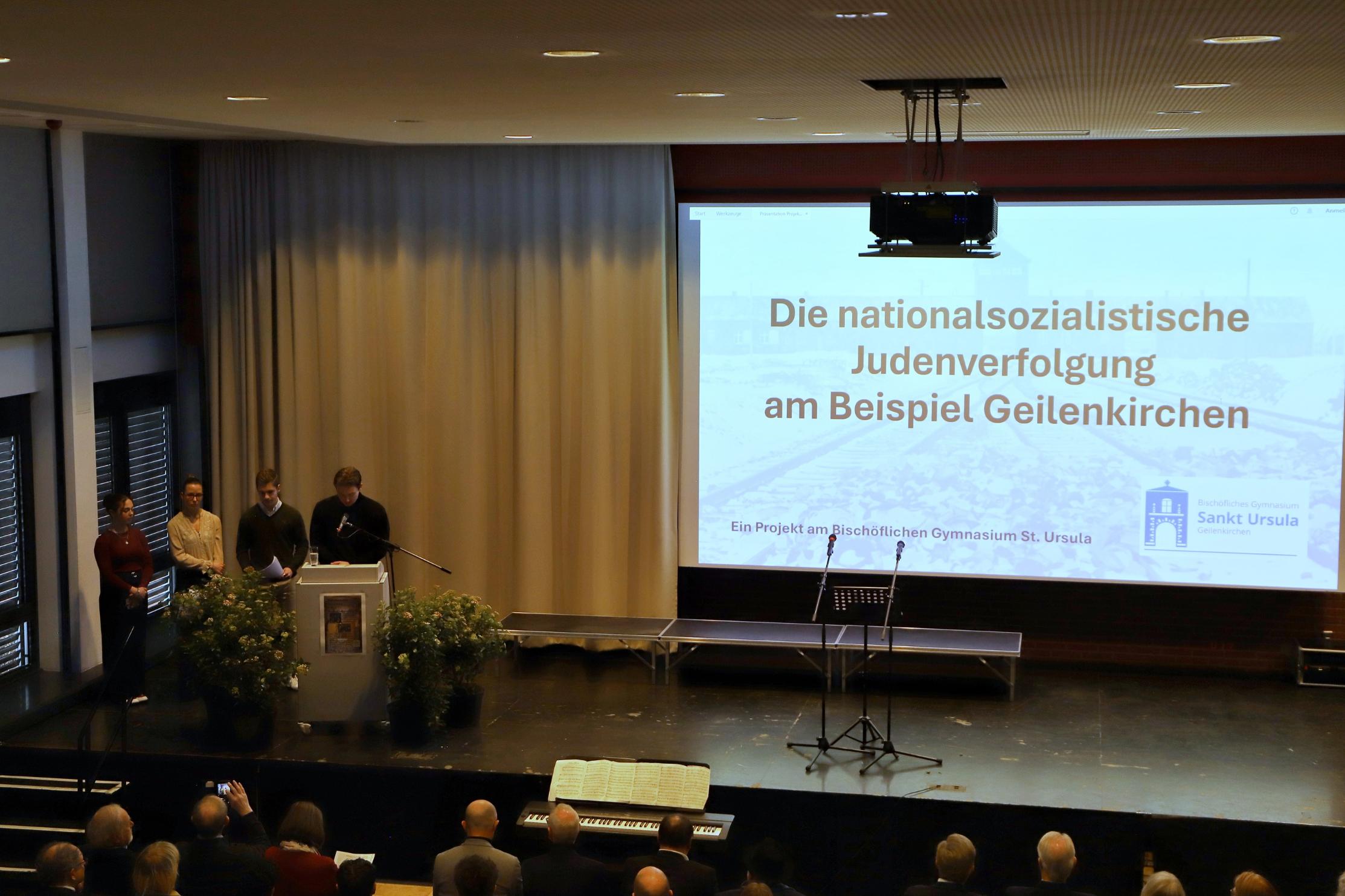 Mia Komaristy, Emily Helmes, Felix Lobach und Lorenz Kühne am Holocaust-Gedenktag in der Realschule Geilenkirchen