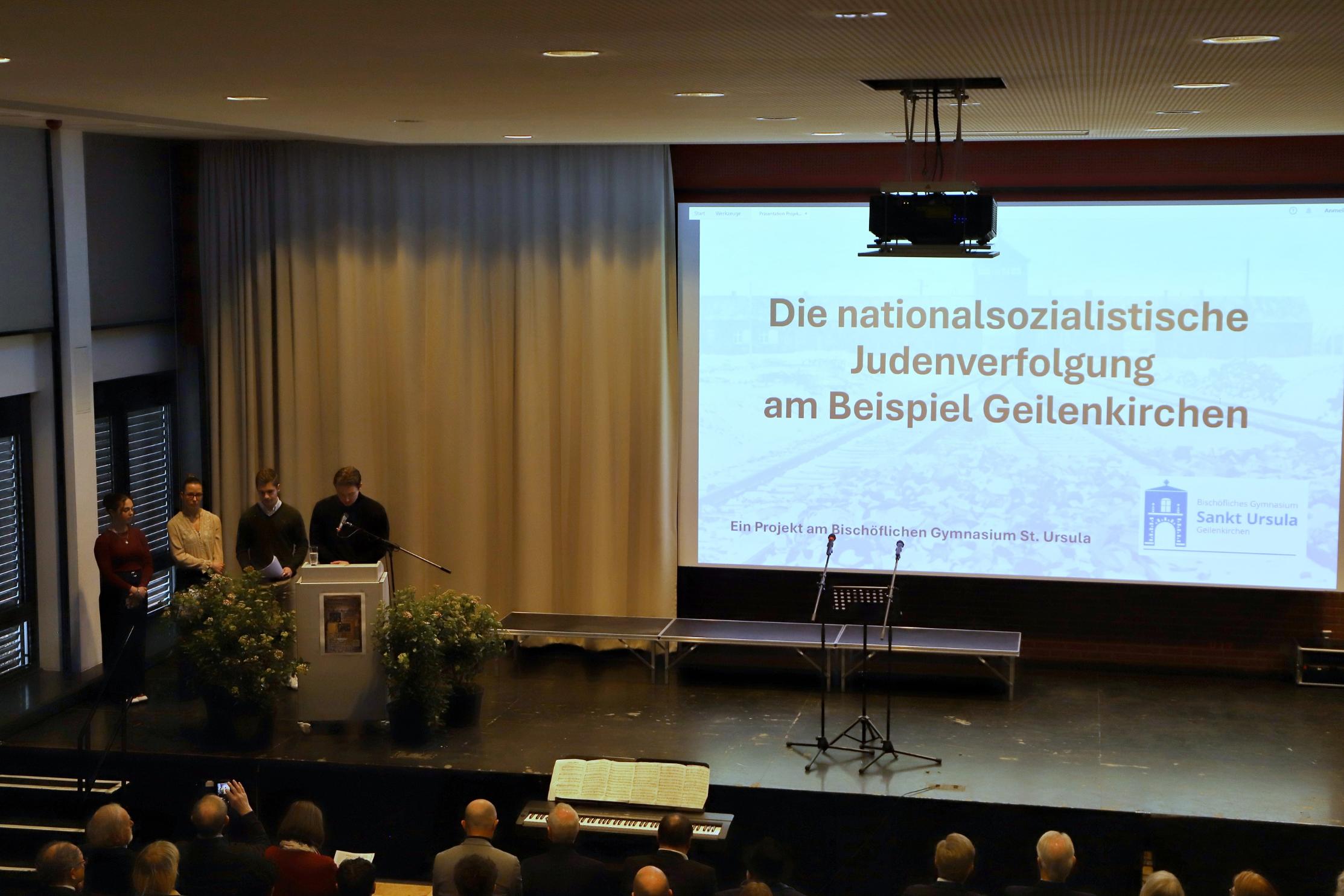 Mia Komaristy, Emily Helmes, Felix Lobach und Lorenz Kühne am Holocaust-Gedenktag in der Realschule Geilenkirchen