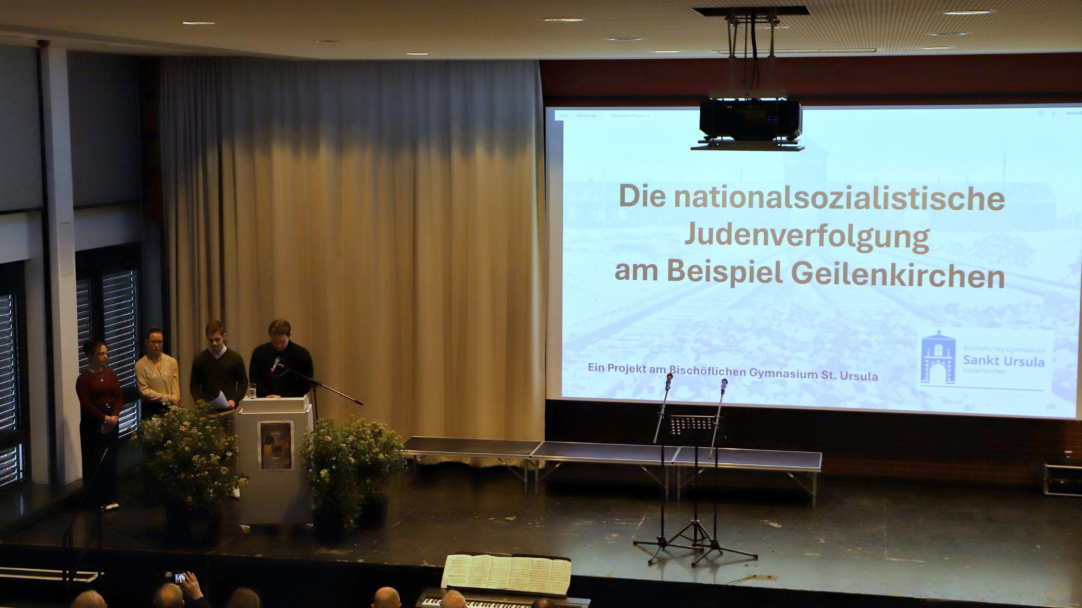 Mia Komaristy, Emily Helmes, Felix Lobach und Lorenz Kühne am Holocaust-Gedenktag in der Realschule Geilenkirchen