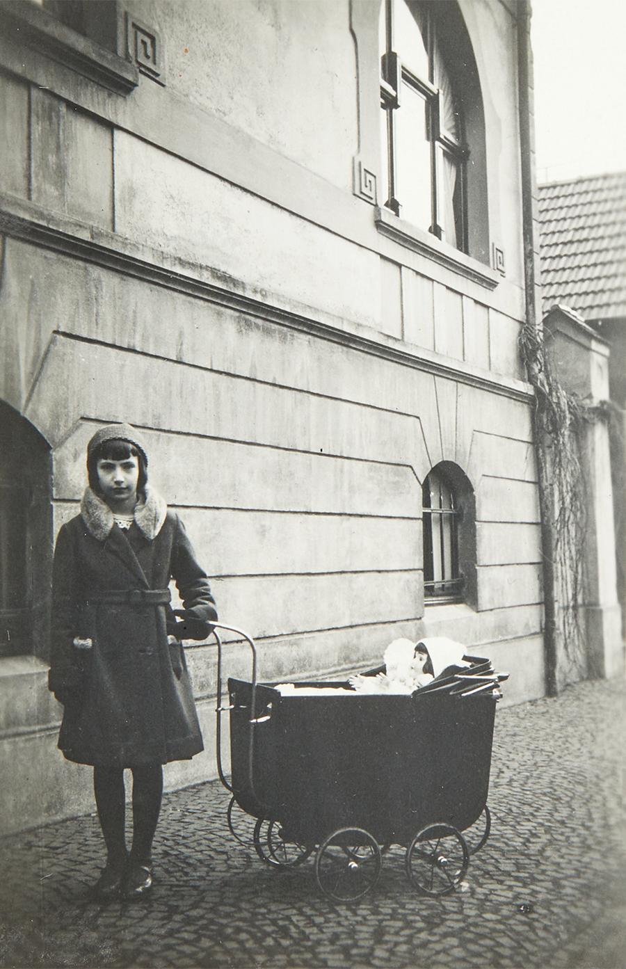 Ruth vor ihrem Elternhaus in Geilenkirchen, Martin-Heyden-Str. 9 (Februar 1932)