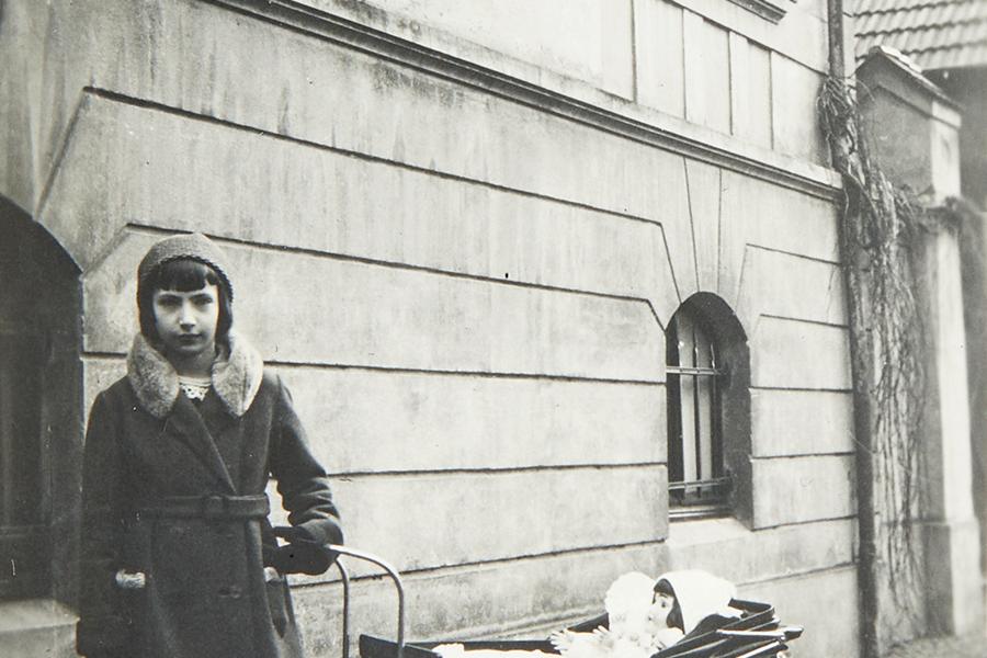 Ruth vor ihrem Elternhaus in Geilenkirchen, Martin-Heyden-Str. 9 (Februar 1932)