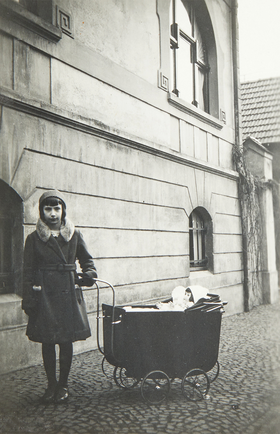 Ruth vor ihrem Elternhaus in Geilenkirchen, Martin-Heyden-Str. 9 (Februar 1932) (c) Amy Godin