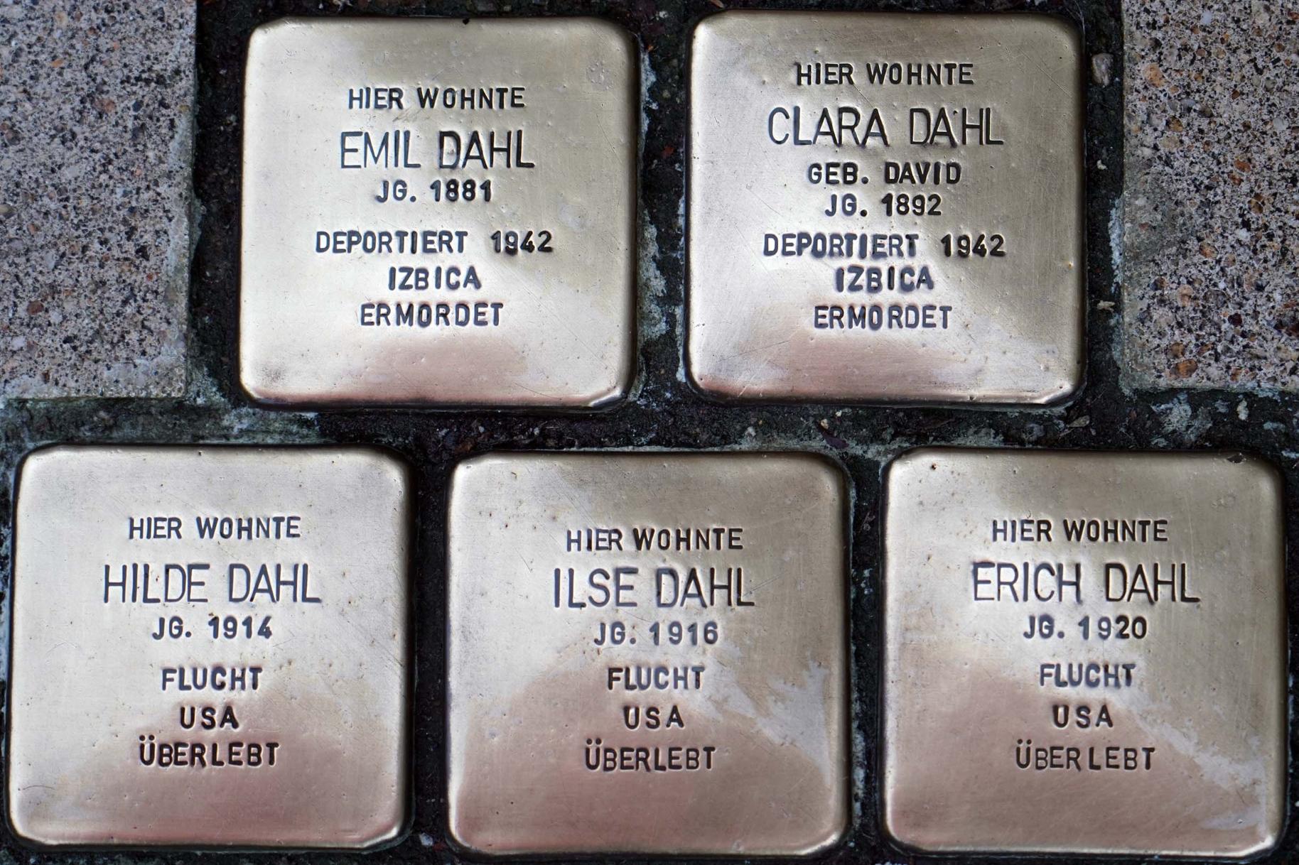 Stolpersteine zur Erinnerung an die Familie Dahl (Konrad-Adenauer-Str. 106); Ilse Dahl war vor ihrer Flucht selbst Schülerin an St. Ursula