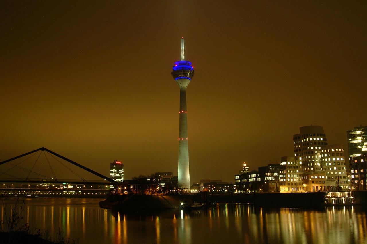 Düsseldorf bei Nacht (c) www.pixabay.com