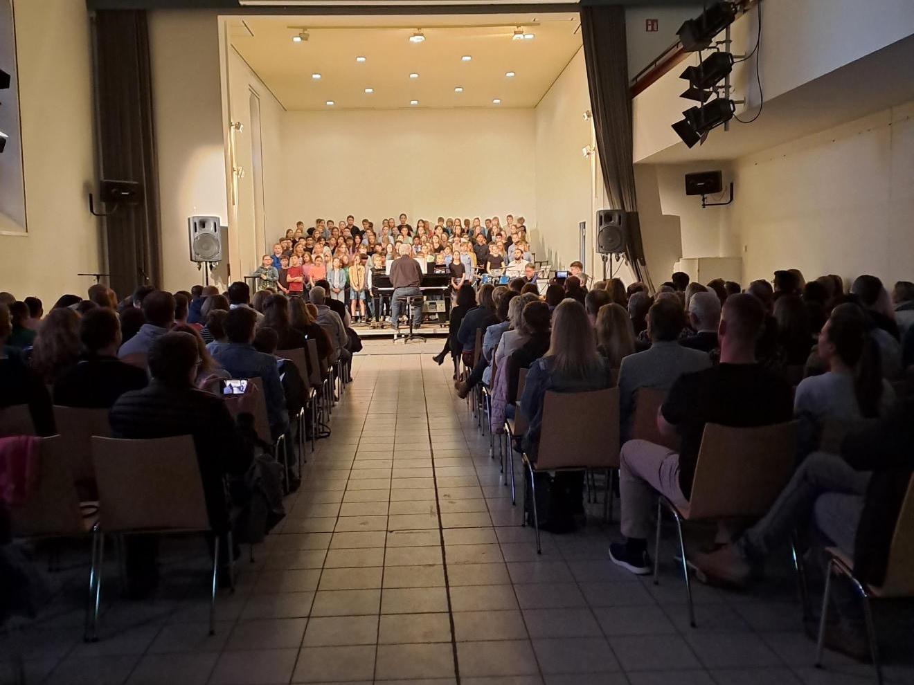 Junge Gesangstalente auf der Bühne: Stimmen zum Konzert des Unterstufenchors 2023 (c) Bischöfliches Gymnasium St. Ursula Geilenkirchen