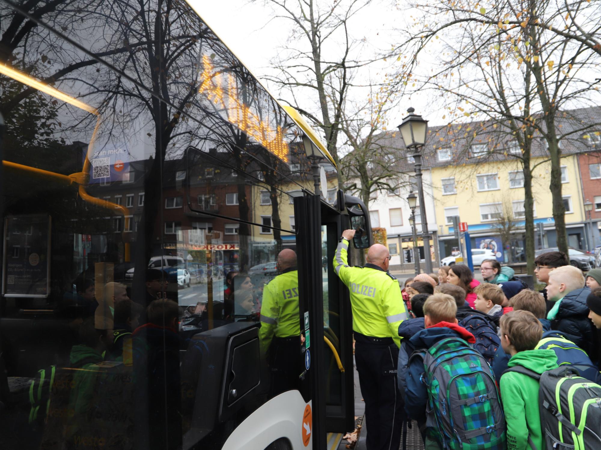 Eine Schulstunde für die fünften Klassen im Linienbus: Aktion „Toter Winkel“ am Gymnasium Sankt Ursula mit der Polizei Heinsberg und der WestVerkehr (c) Bischöfliches Gymnasium Sankt Ursula Geilenkirchen (Dominik Esser)