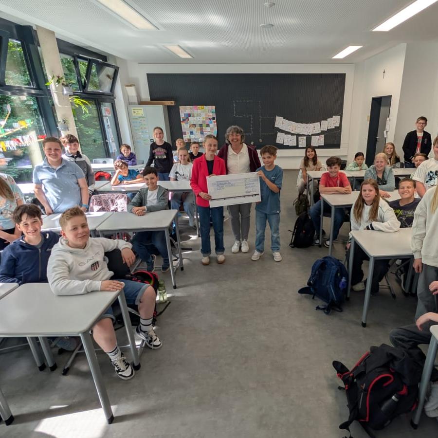 Scheckübergabe Schulprojekt Vozama