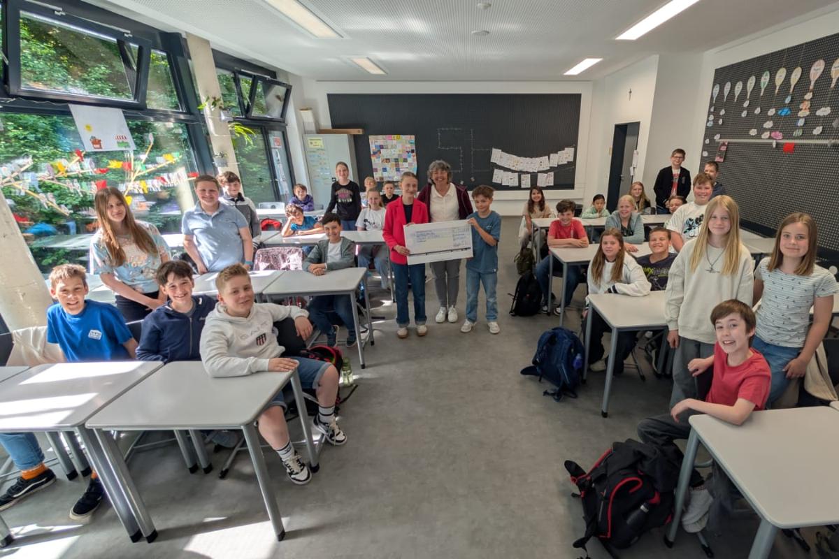 Scheckübergabe Schulprojekt Vozama