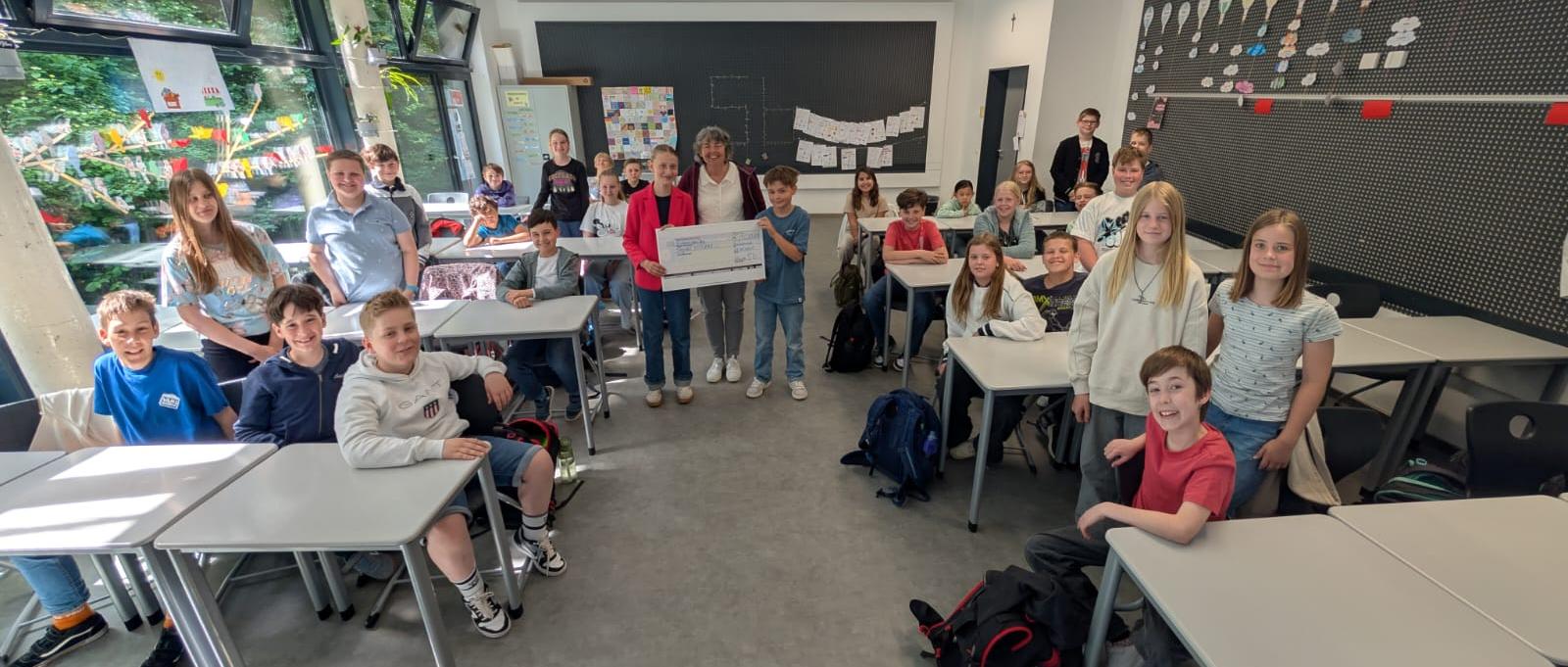 Scheckübergabe Schulprojekt Vozama