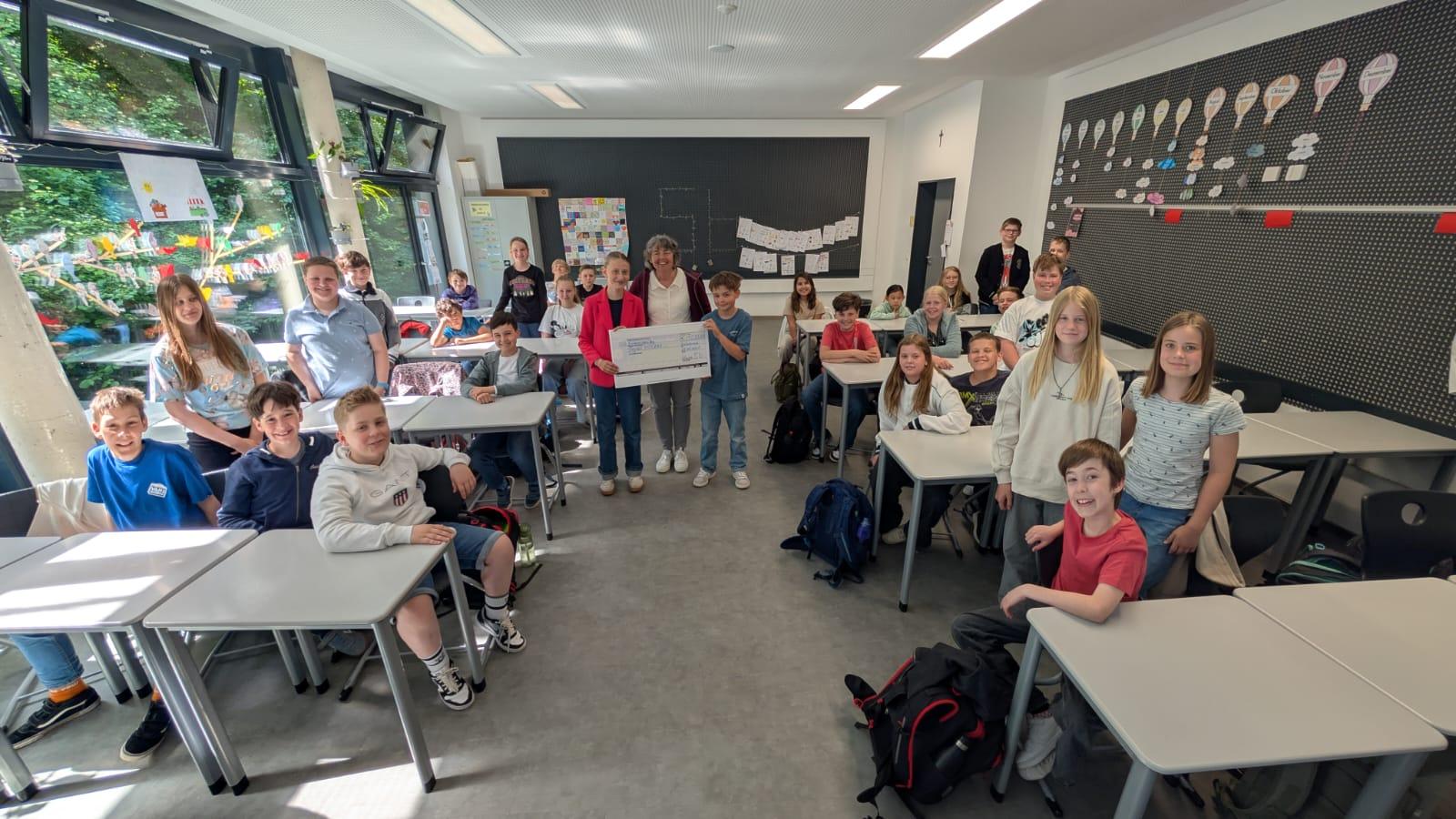 Scheckübergabe Schulprojekt Vozama (c) Bischöfliches Gymnasium St. Ursula Geilenkirchen (Chris Nettelrodt)