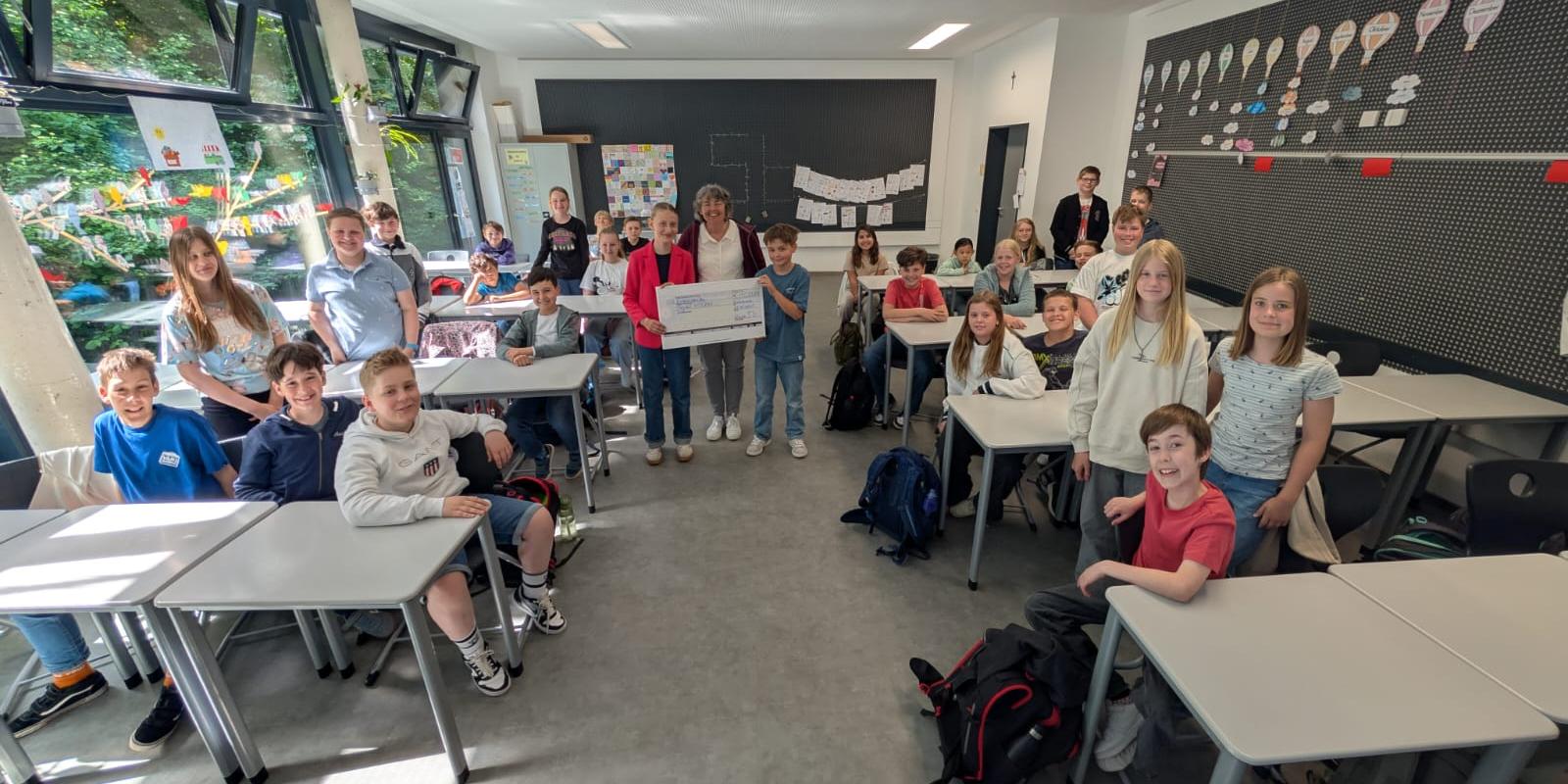 Scheckübergabe Schulprojekt Vozama