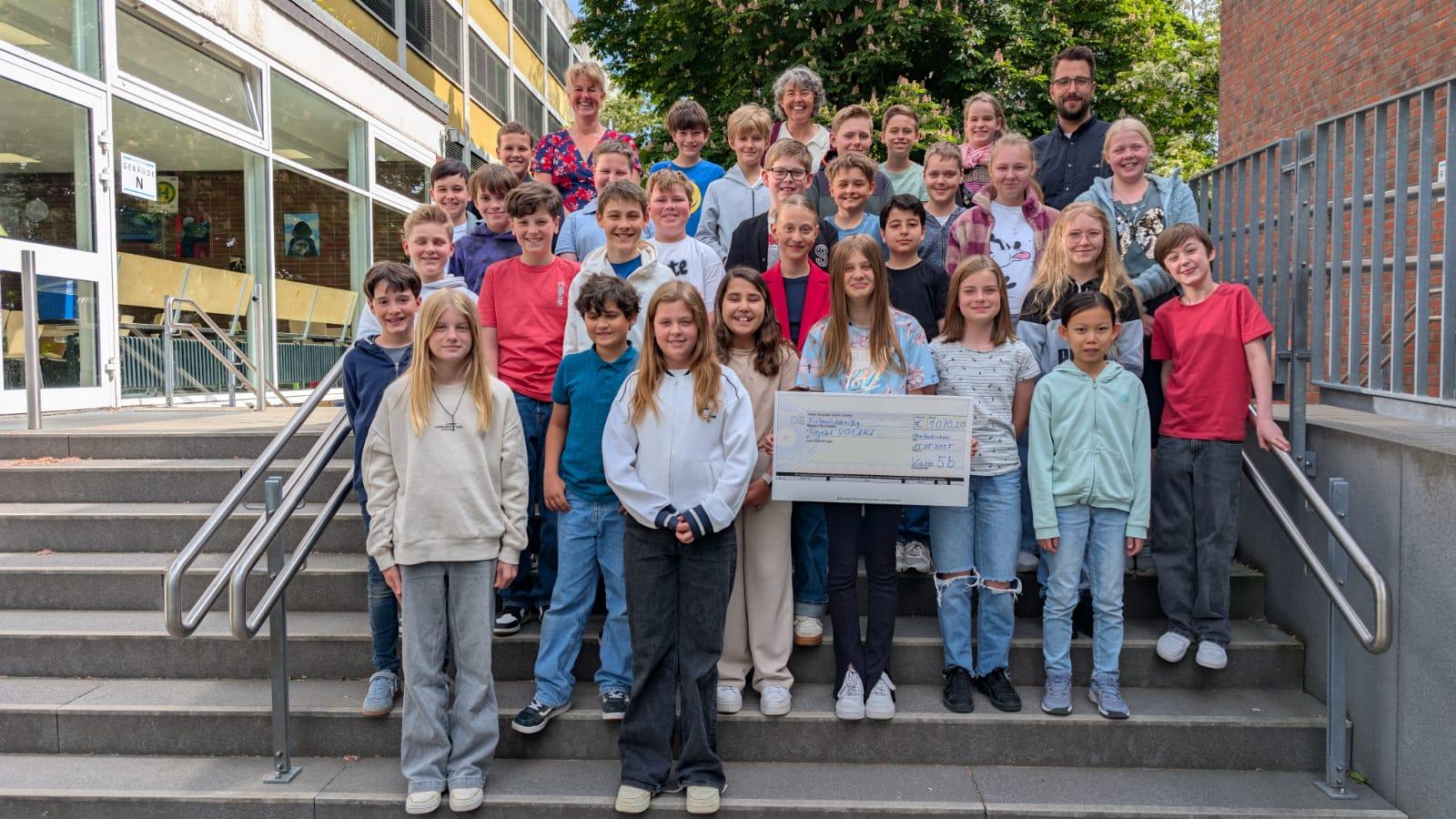 Scheckübergabe Schulprojekt Vozama (c) Bischöfliches Gymnasium St. Ursula Geilenkirchen (Chris Nettelrodt)