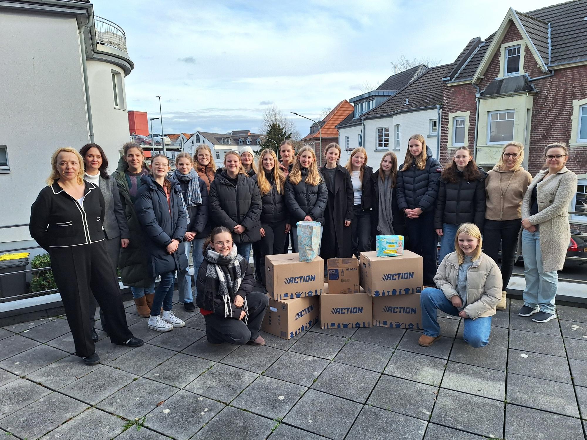 Umgekehrter Adventskalender: Spendenübergabe und viel Lob vom Caritasverband für ein ganz besonderes Sankt-Ursula-Projekt (c) Caritasverband Heinsberg (Melanie Bodem)