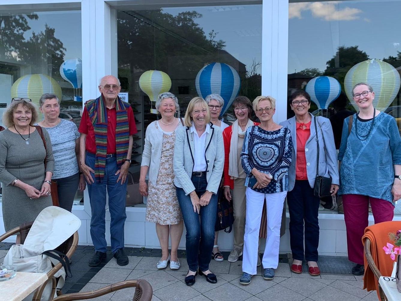 50 Jahre nach dem Abitur traf sich am 11. Juni 2022 eine Gruppe der Ehemaligen und besuchte die alte Schule noch einmal (c) Helmi Schwartz