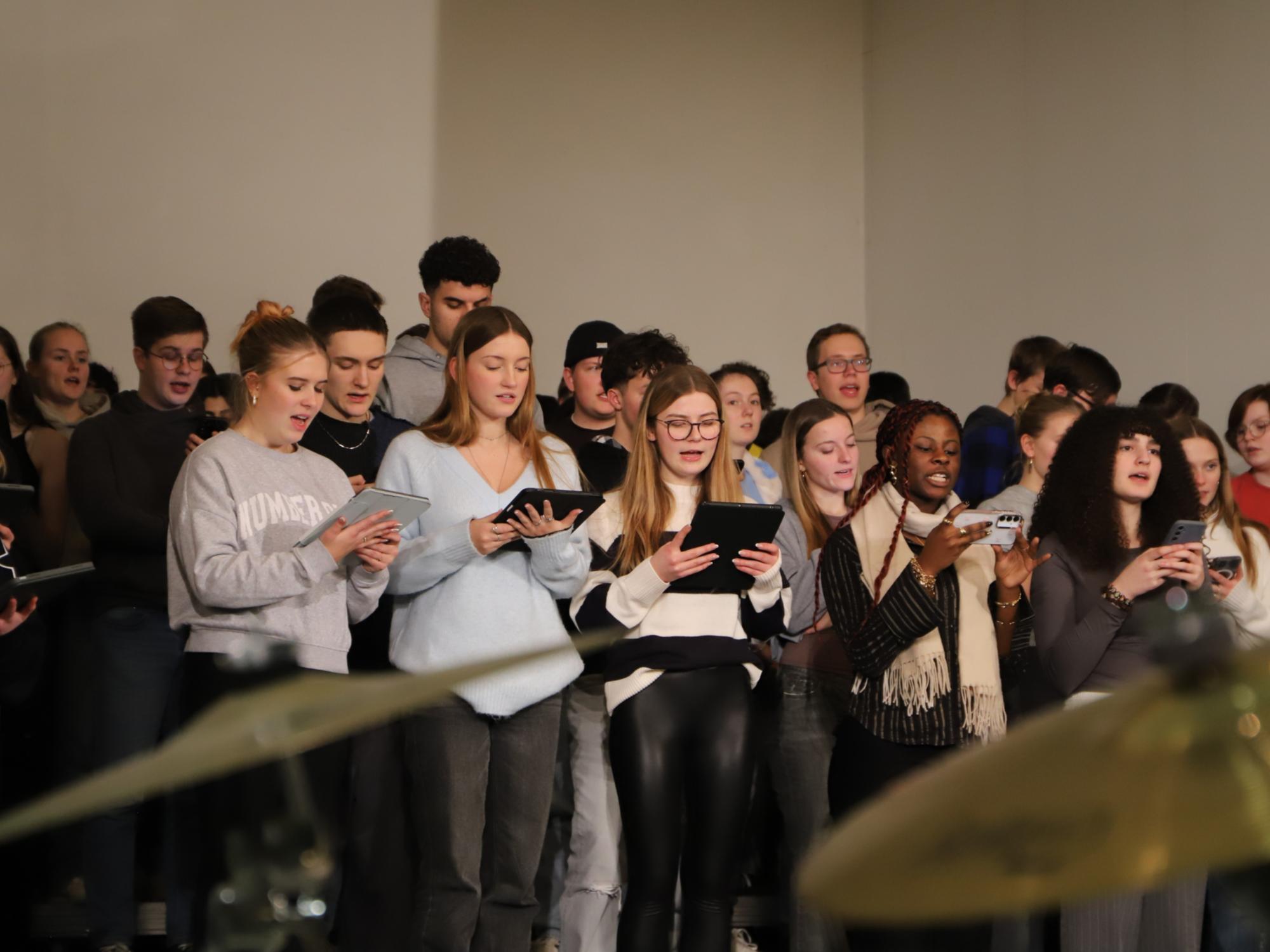 Der Abiturjahrgang 2025 lädt zum Konzert und verspricht ein schwungvolles und kurzweiliges Programm (c) Bischöfliches Gymnasium St. Ursula Geilenkirchen (Dominik Esser)