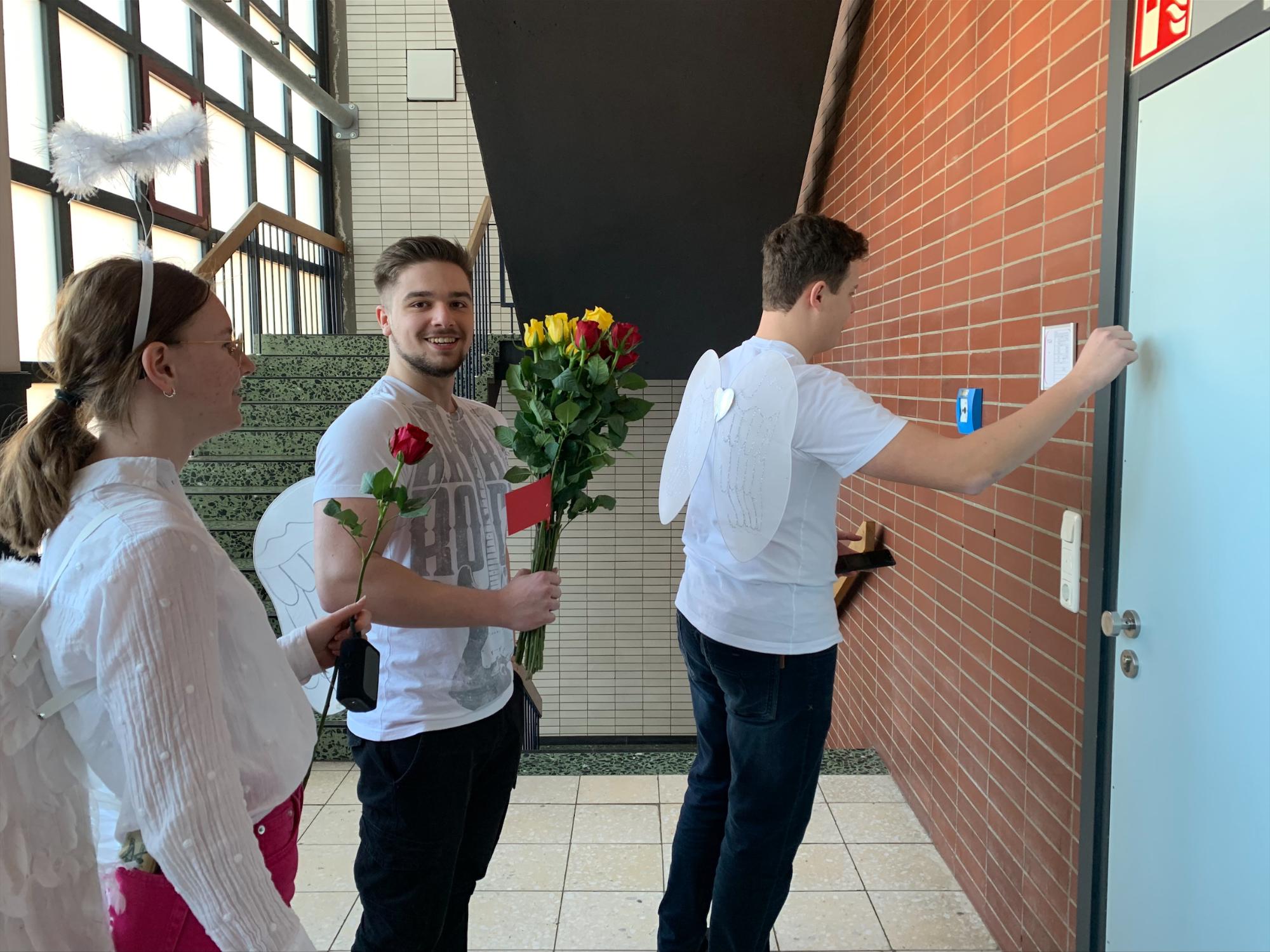 Schülervertretung verteilt Rosen am Valentinstag (c) Bischöfliches Gymnasium St. Ursula Geilenkirchen (Elias Rudatis)