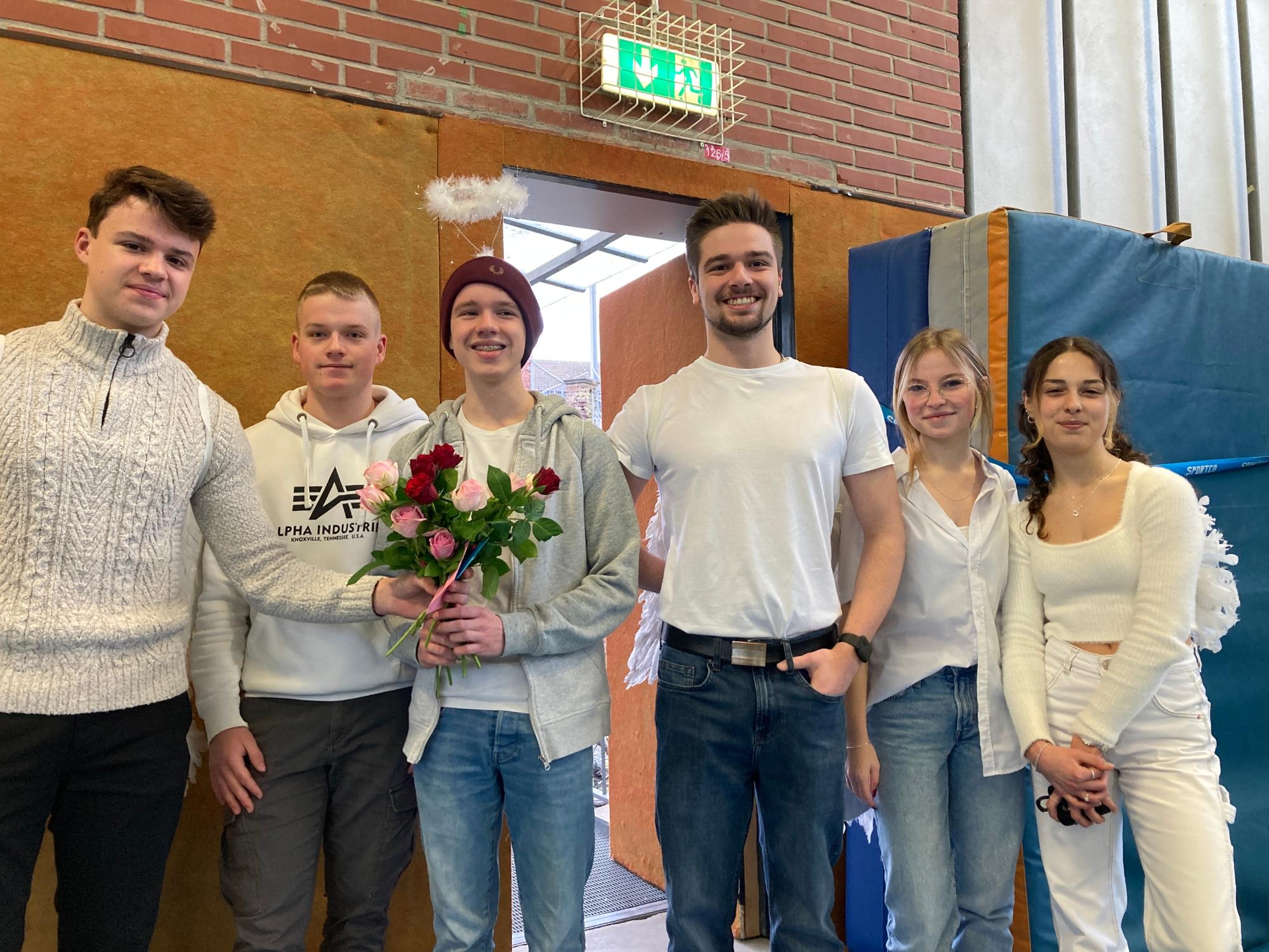 SV-Engel übermitteln Blumengrüße und herzliche Botschaften (c) Bischöfliches Gymnasium St. Ursula Geilenkirchen (Dominik Esser)