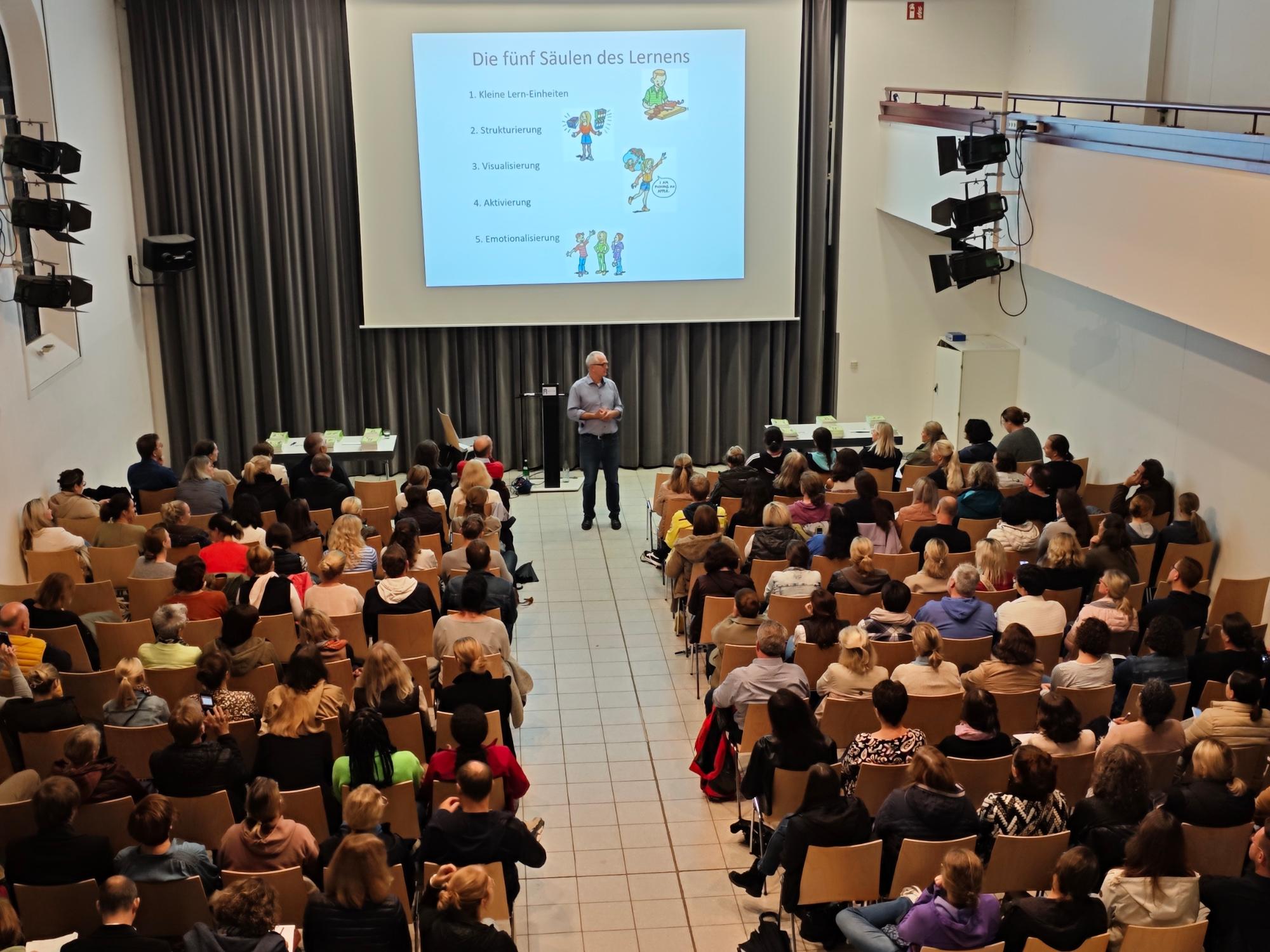 Hilfreiche Lerntipps für zuhause: Sankt Ursulas Elternteam präsentiert „Das Lernen lernen“ in der Aula (c) Bischöfliches Gymnasium Sankt Ursula Geilenkirchen (Gerda von Ameln-Laurien)