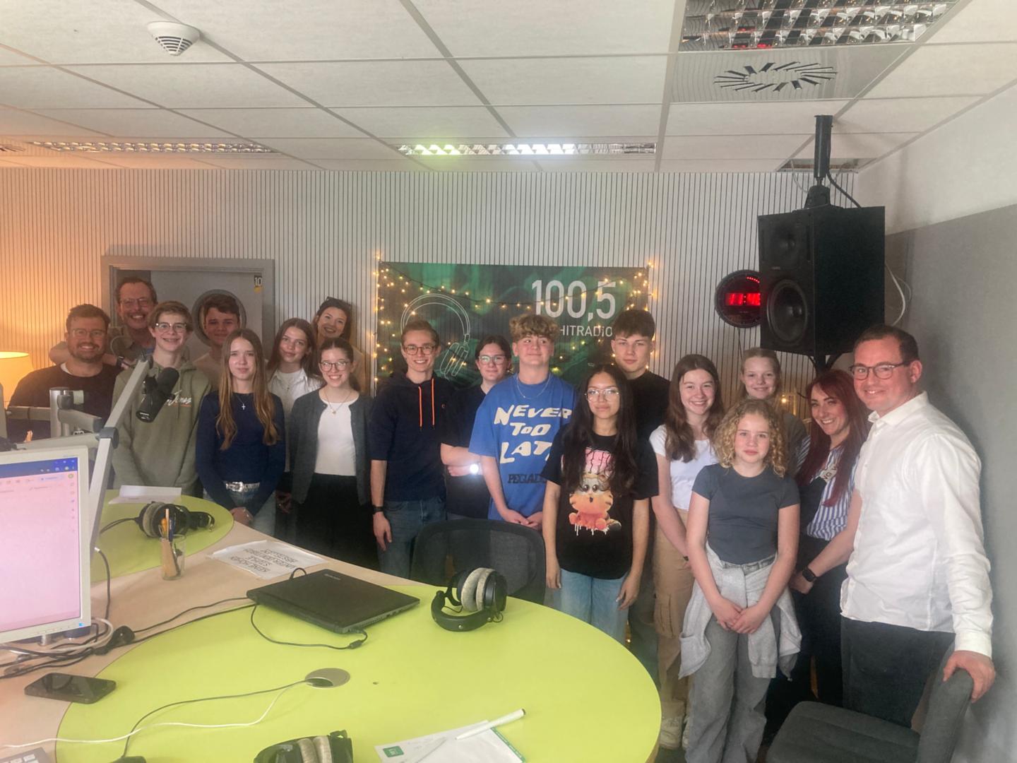 Die Radio-AG mit Katrin Barenschee, Christina Greven, Philipp Finkelmeier und Walter Schulz. (c) Bischöfliches Gymnasium St. Ursula Geilenkirchen (Dominik Esser)