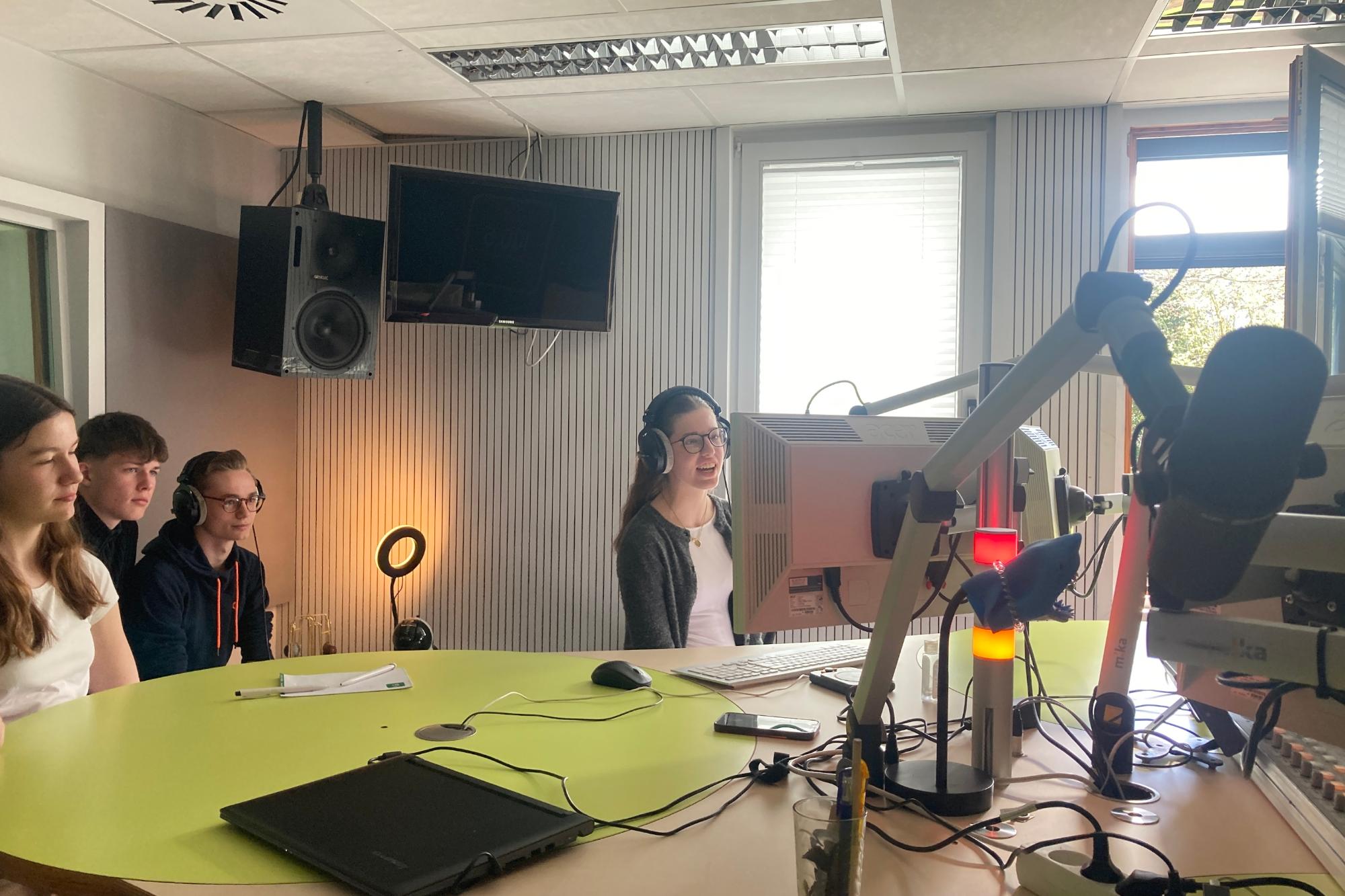 Radio-AG im Studio von 100,5 DASHITRADIO.