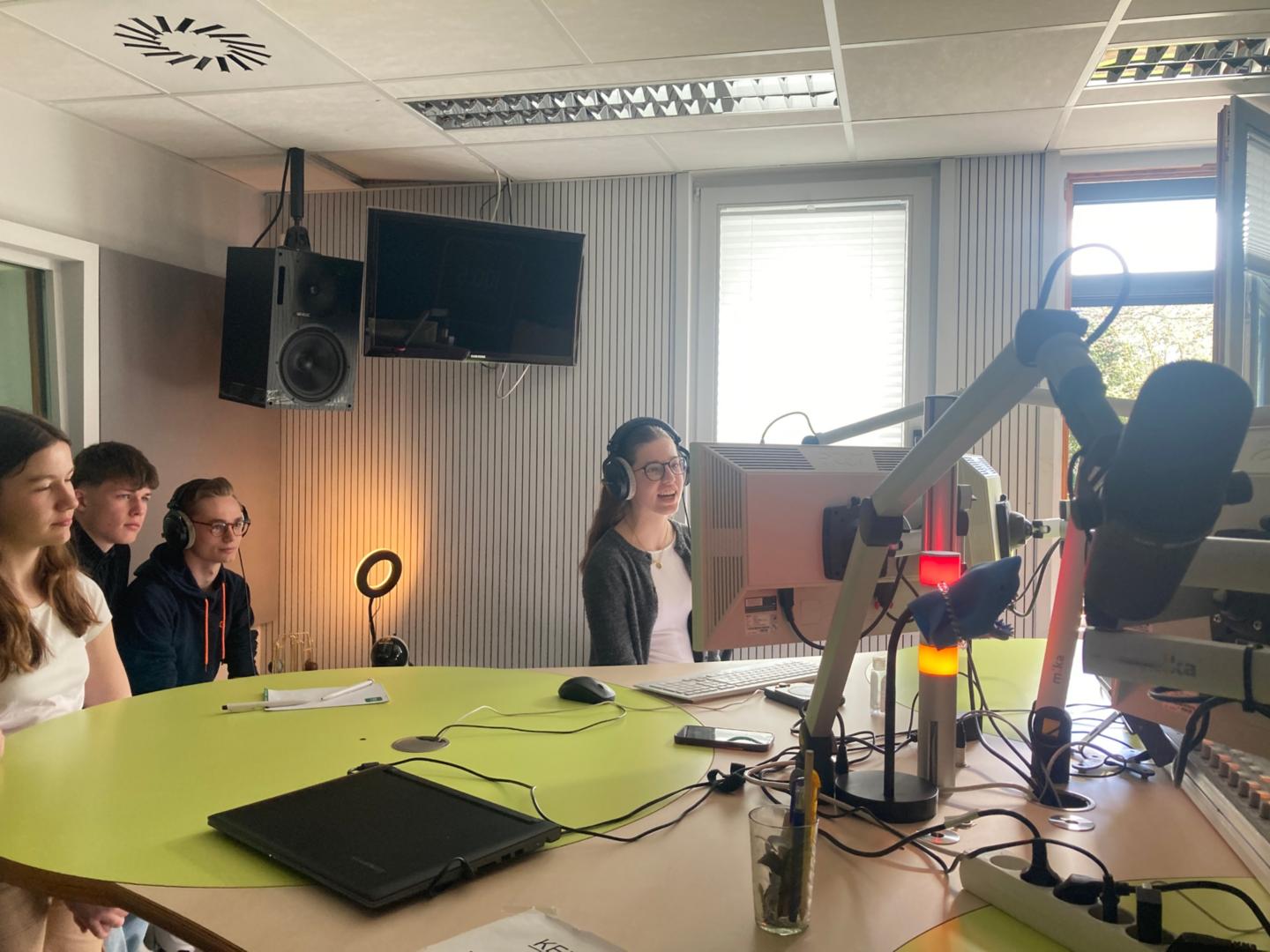 Radio-AG im Studio von 100,5 DASHITRADIO. (c) Bischöfliches Gymnasium St. Ursula Geilenkirchen (Dominik Esser)