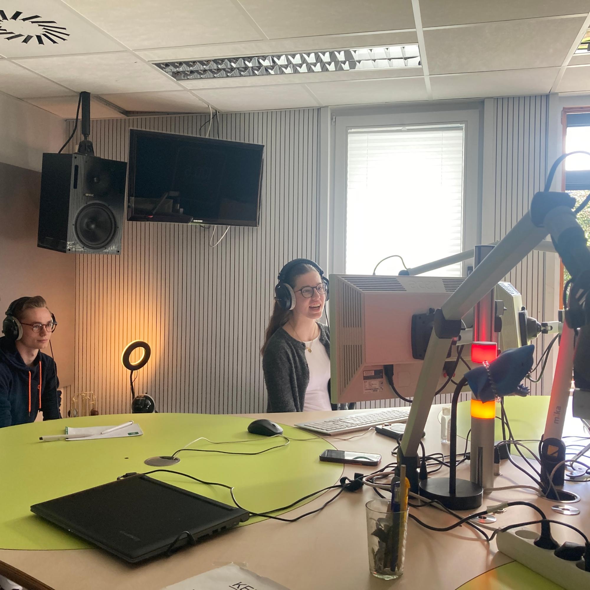 Radio-AG im Studio von 100,5 DASHITRADIO.
